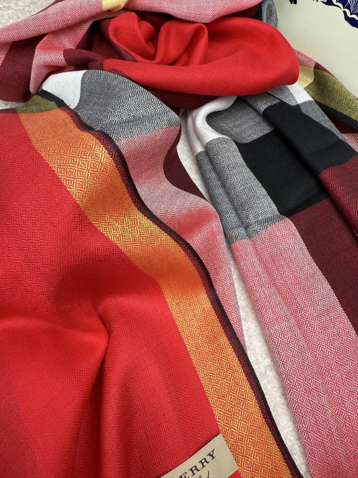 P。Bu家。 真正的宇宙强货！最新出口迪拜！御用经典才是王道！bur经典格钻石纹出口季！强大的无以形容！