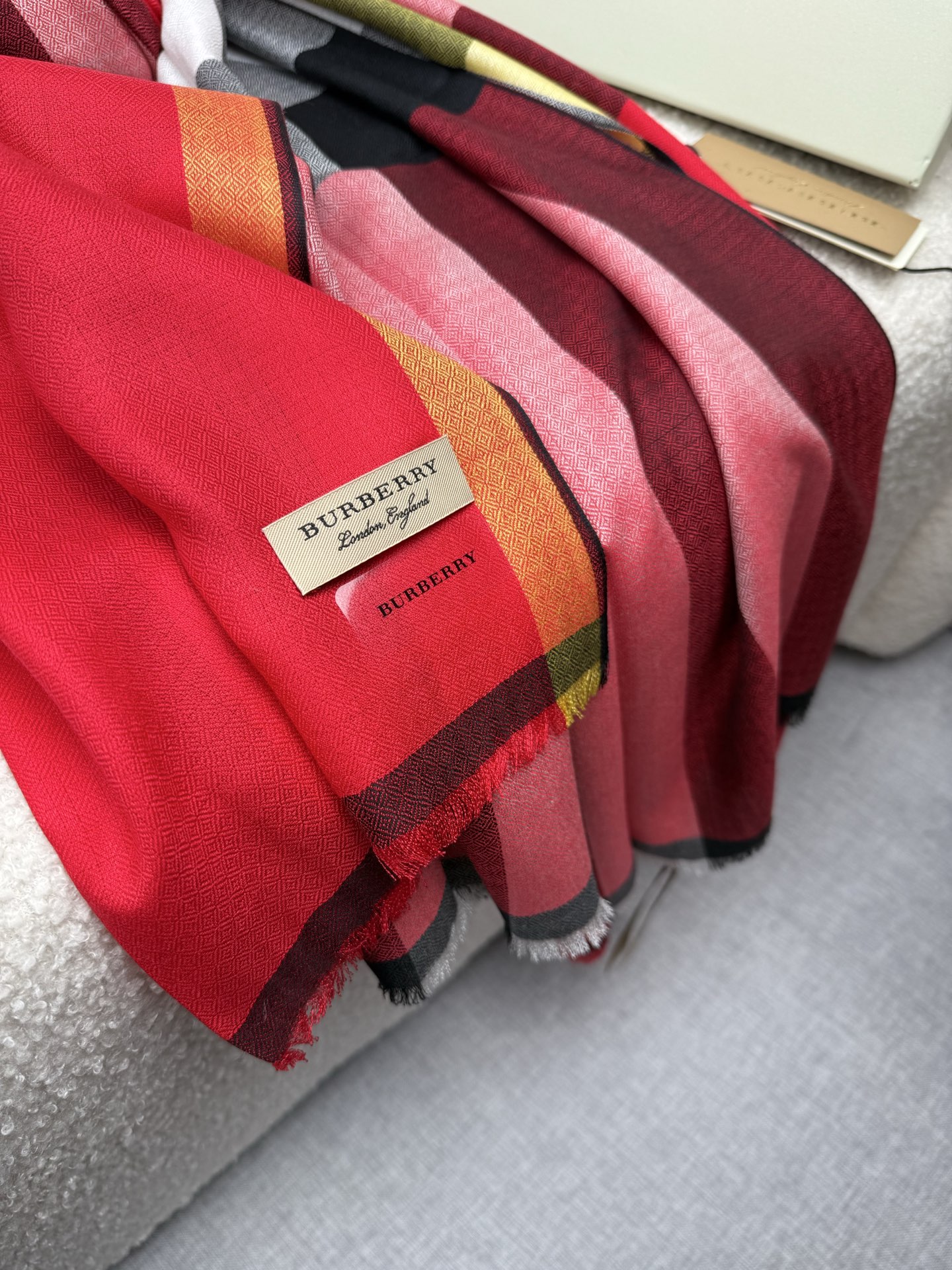 P。Bu家。 真正的宇宙强货！最新出口迪拜！御用经典才是王道！bur经典格钻石纹出口季！强大的无以形容！