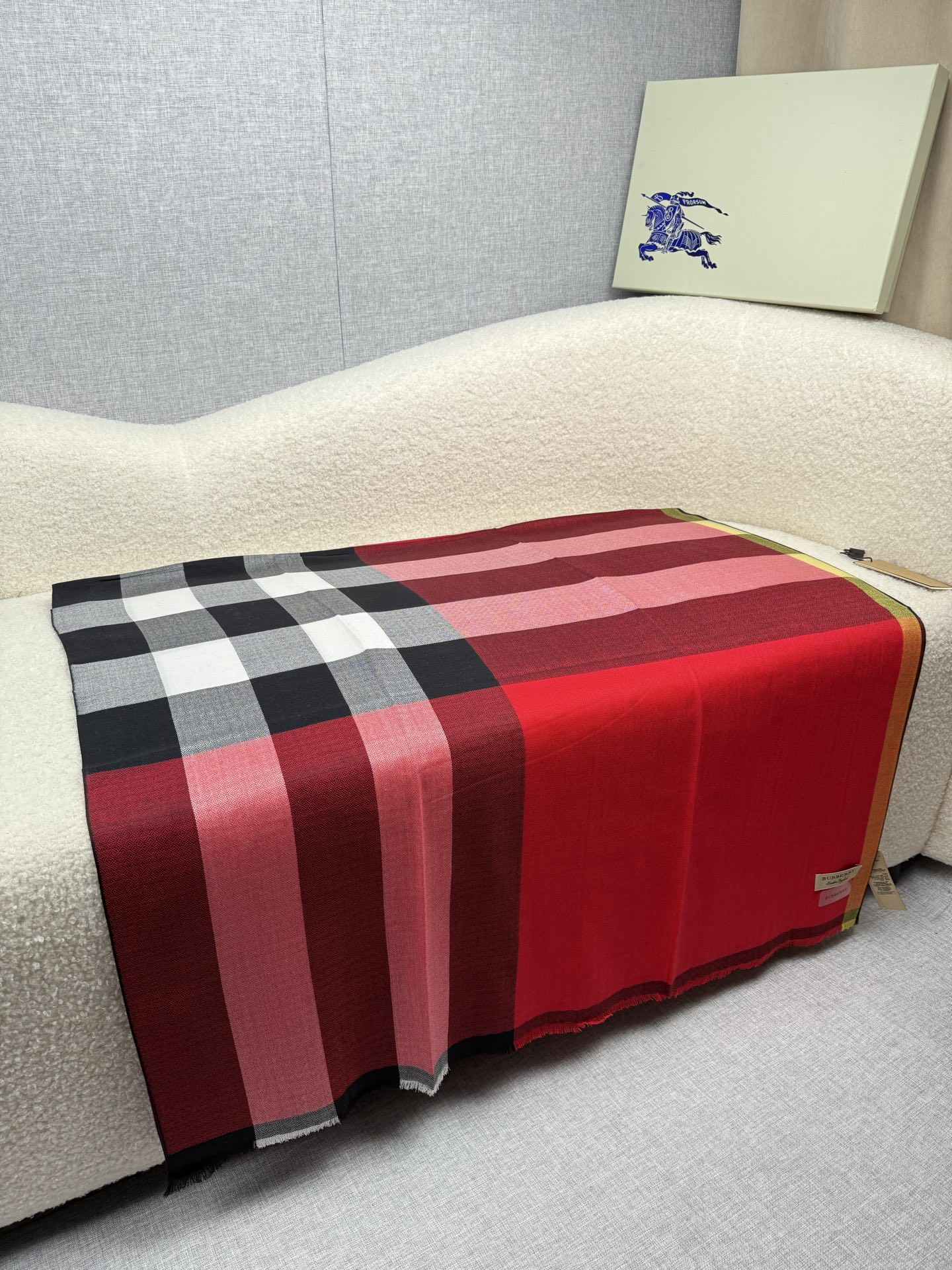 P。Bu家。 真正的宇宙强货！最新出口迪拜！御用经典才是王道！bur经典格钻石纹出口季！强大的无以形容！