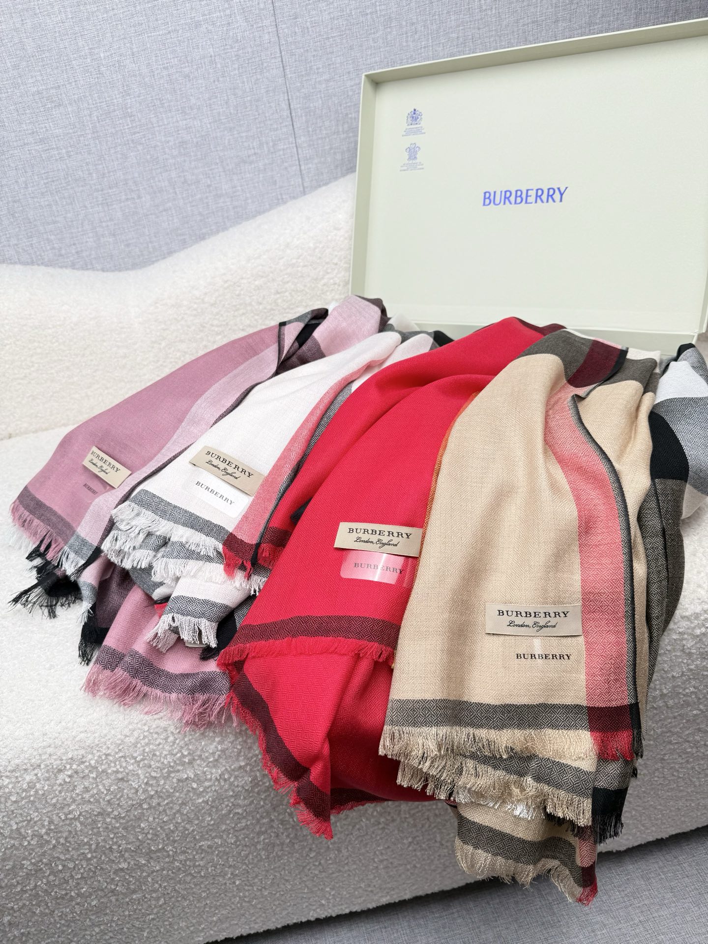 P。Bu家。 真正的宇宙强货！最新出口迪拜！御用经典才是王道！bur经典格钻石纹出口季！强大的无以形容！