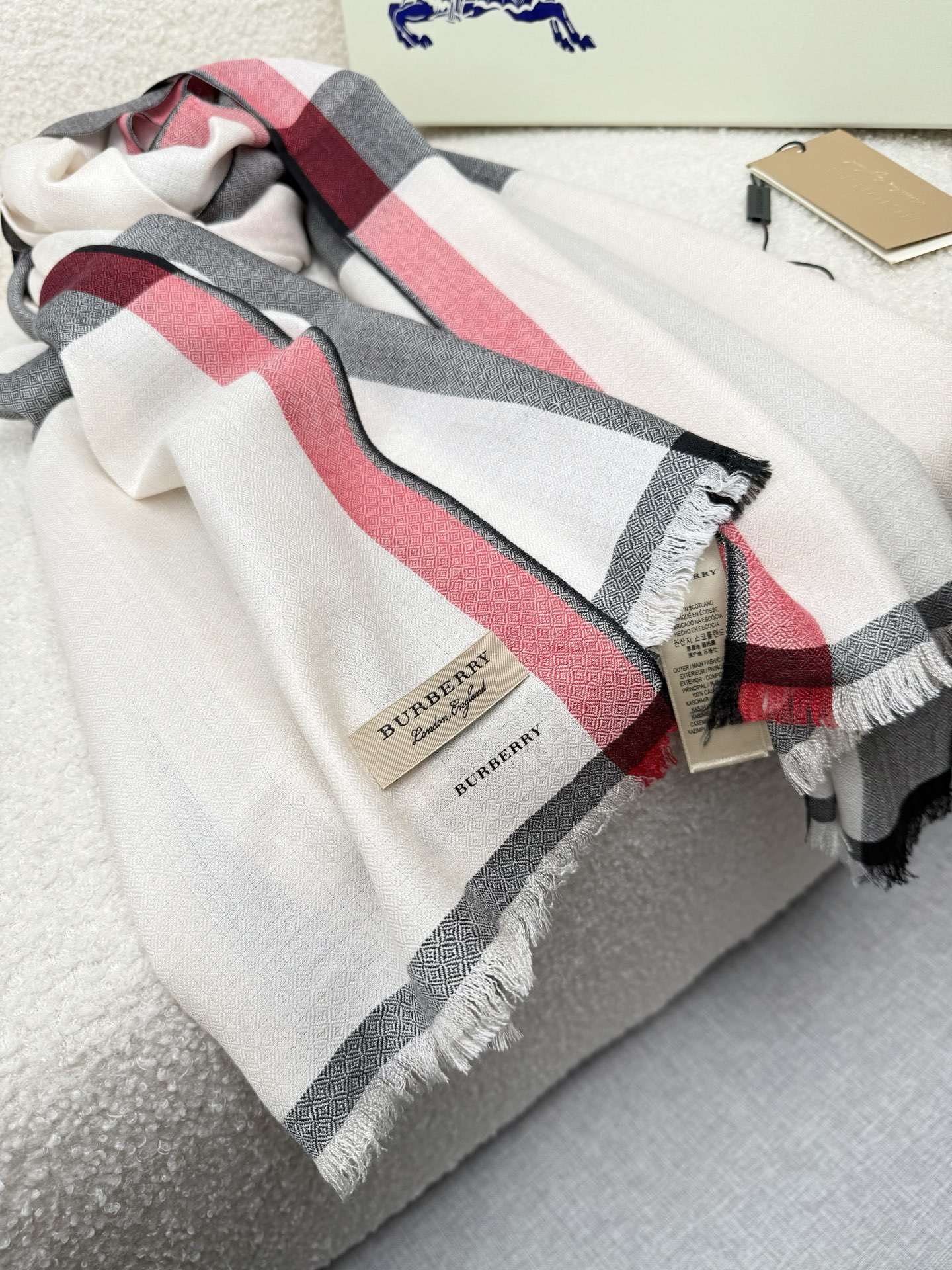 P。Bu家。 真正的宇宙强货！最新出口迪拜！御用经典才是王道！bur经典格钻石纹出口季！强大的无以形容！