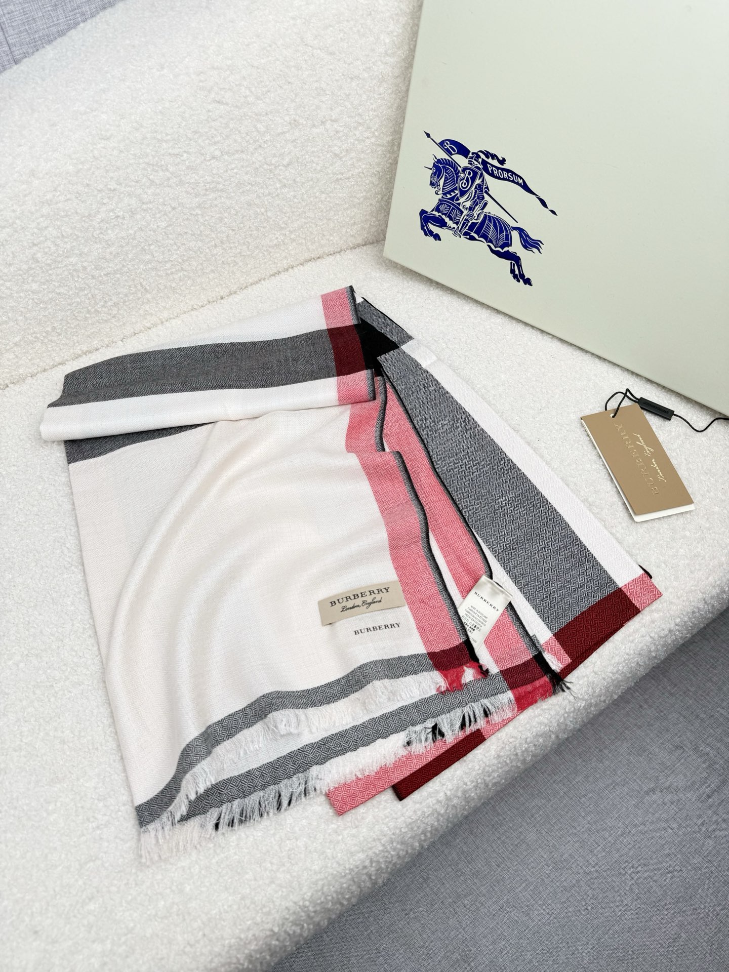 P。Bu家。 真正的宇宙强货！最新出口迪拜！御用经典才是王道！bur经典格钻石纹出口季！强大的无以形容！