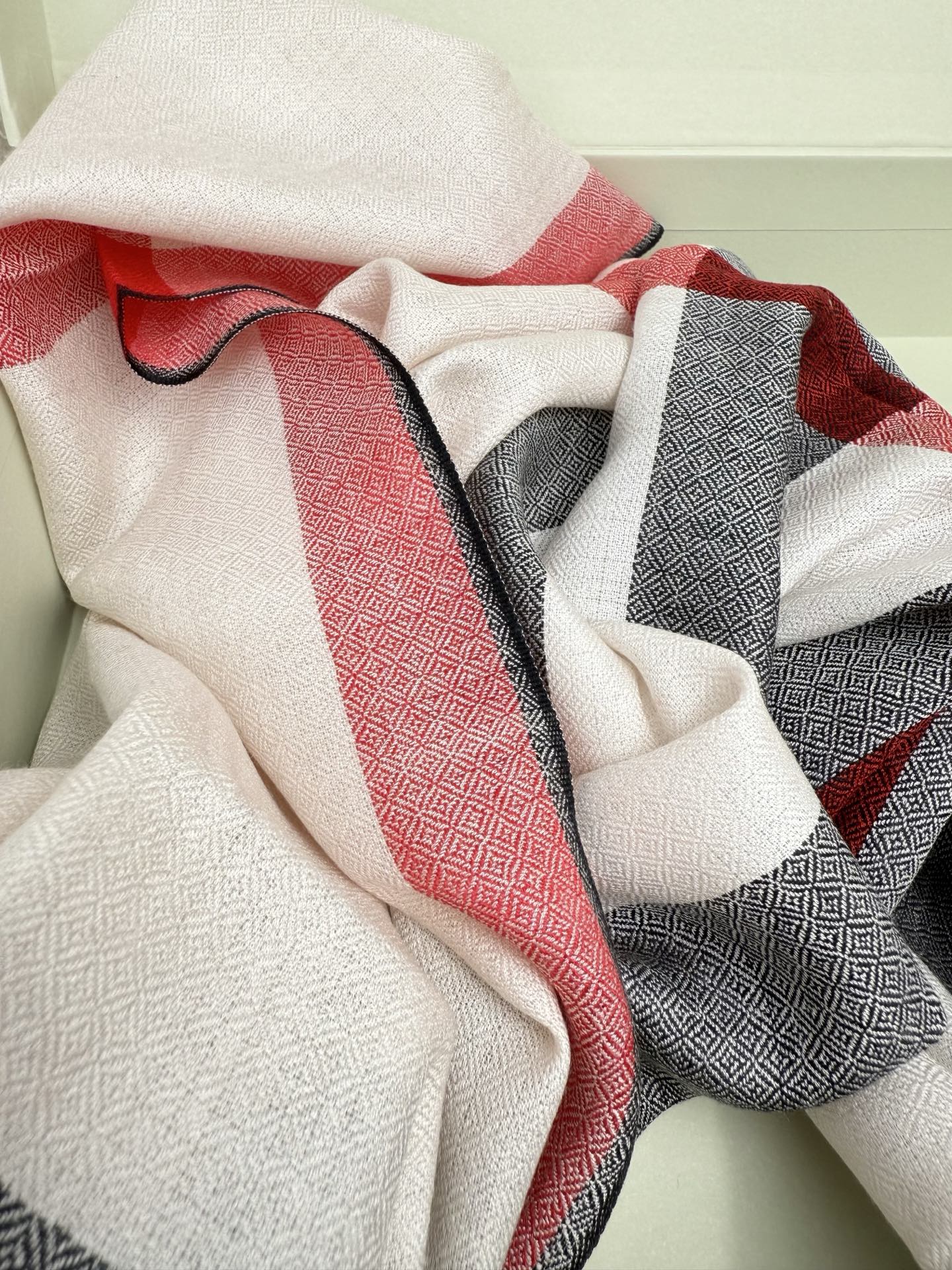 P。Bu家。 真正的宇宙强货！最新出口迪拜！御用经典才是王道！bur经典格钻石纹出口季！强大的无以形容！