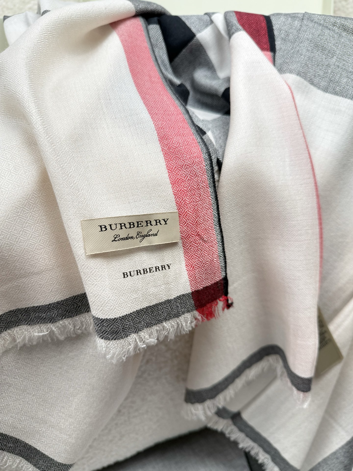 P。Bu家。 真正的宇宙强货！最新出口迪拜！御用经典才是王道！bur经典格钻石纹出口季！强大的无以形容！