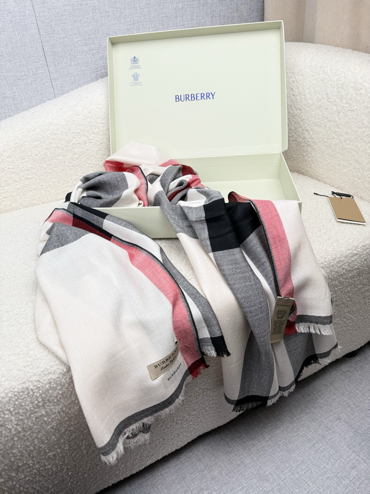 P。Bu家。 真正的宇宙强货！最新出口迪拜！御用经典才是王道！bur经典格钻石纹出口季！强大的无以形容！