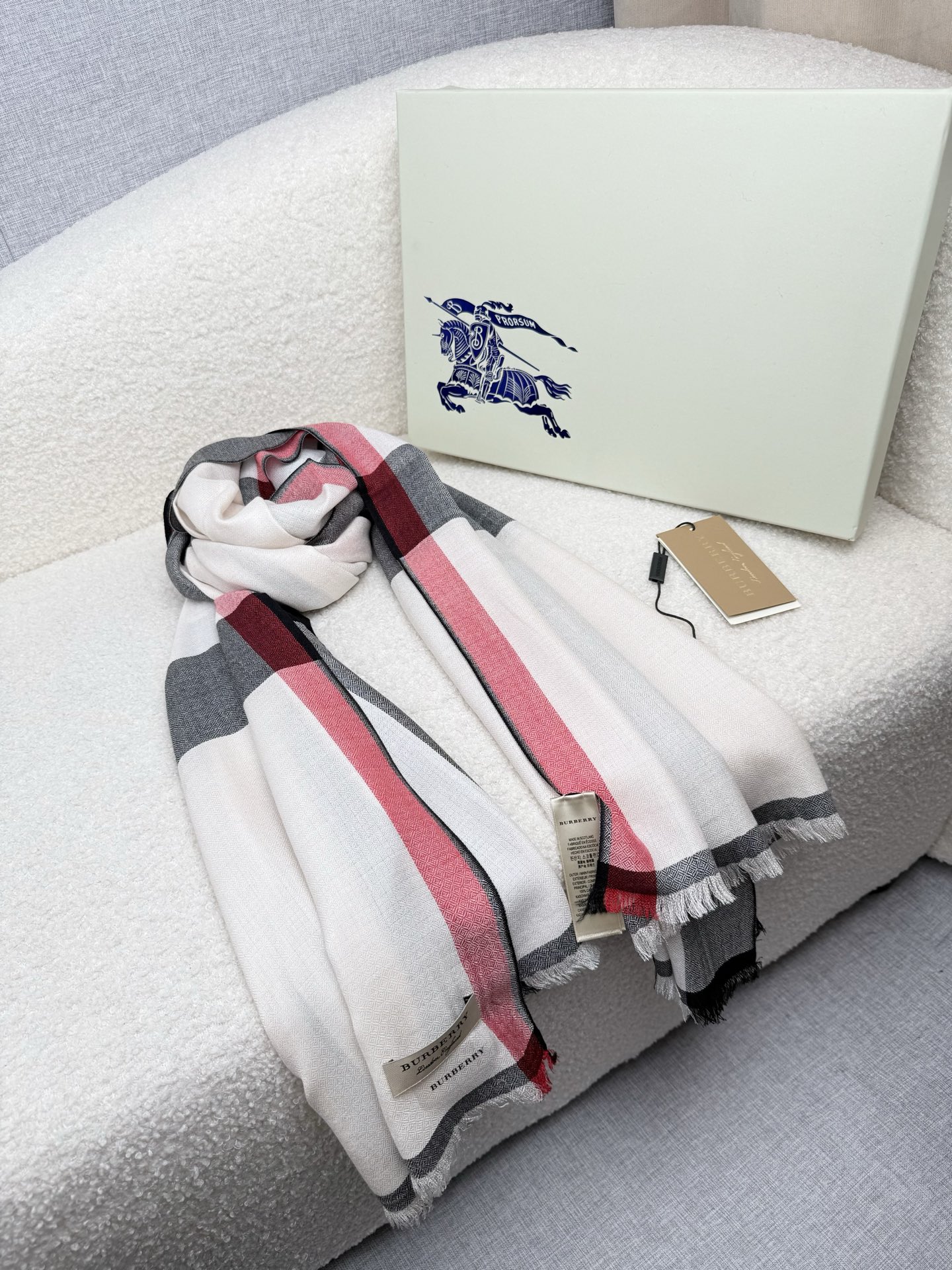 P。Bu家。 真正的宇宙强货！最新出口迪拜！御用经典才是王道！bur经典格钻石纹出口季！强大的无以形容！