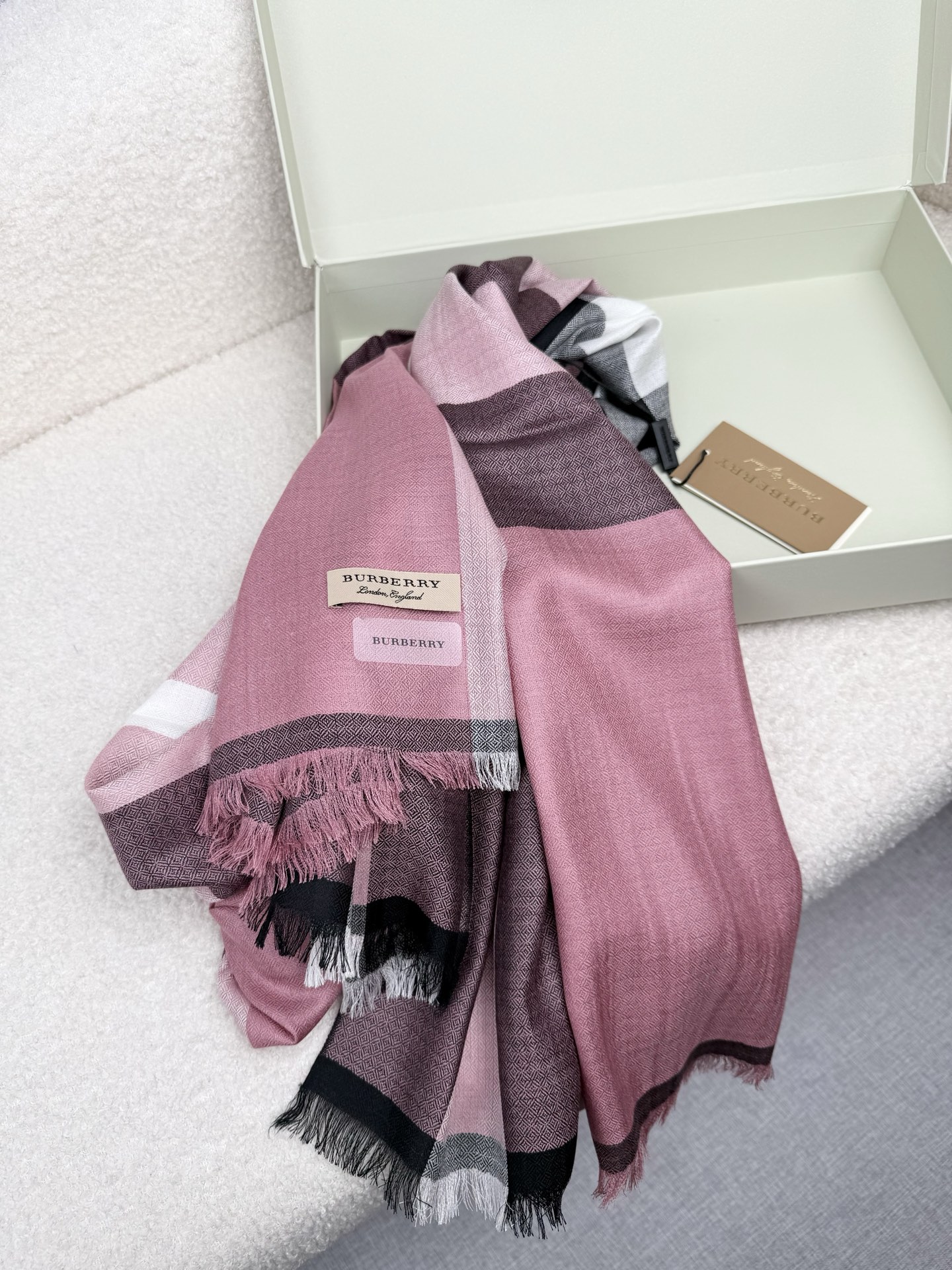 P。Bu家。 真正的宇宙强货！最新出口迪拜！御用经典才是王道！bur经典格钻石纹出口季！强大的无以形容！