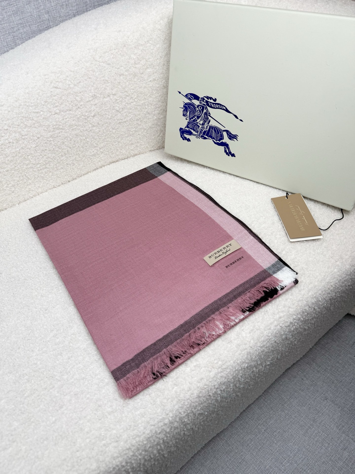 P。Bu家。 真正的宇宙强货！最新出口迪拜！御用经典才是王道！bur经典格钻石纹出口季！强大的无以形容！