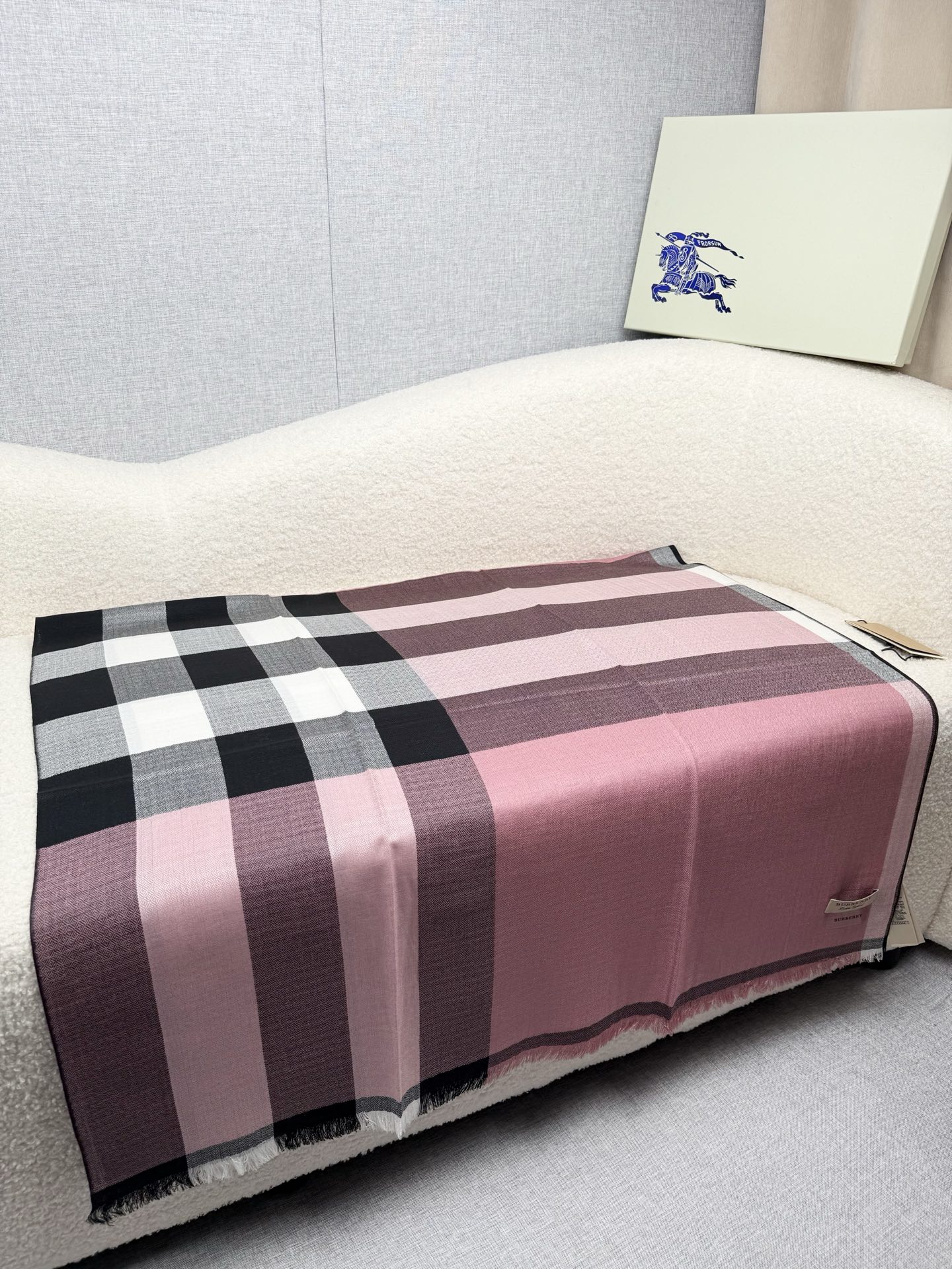 P。Bu家。 真正的宇宙强货！最新出口迪拜！御用经典才是王道！bur经典格钻石纹出口季！强大的无以形容！