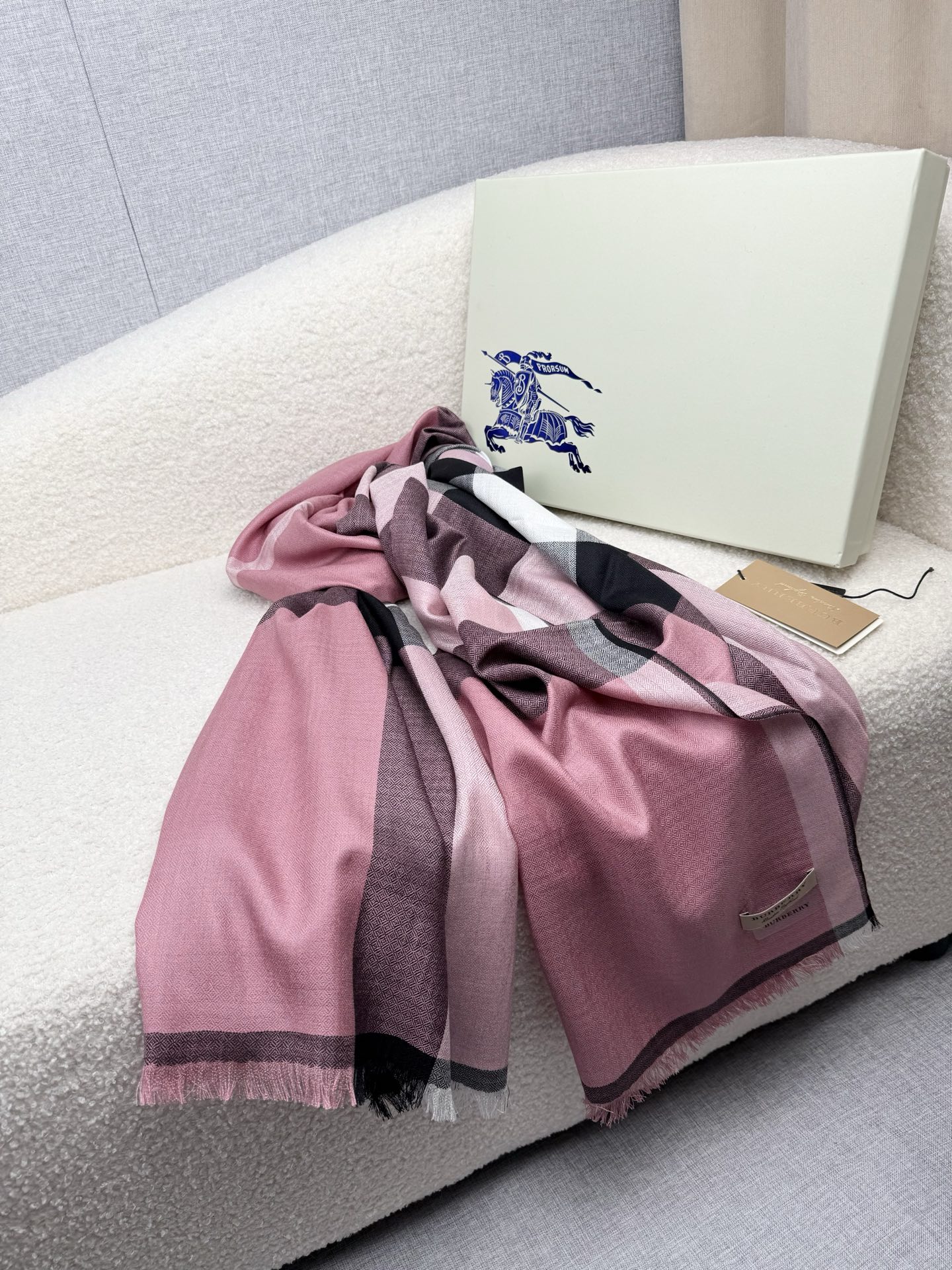 P。Bu家。 真正的宇宙强货！最新出口迪拜！御用经典才是王道！bur经典格钻石纹出口季！强大的无以形容！