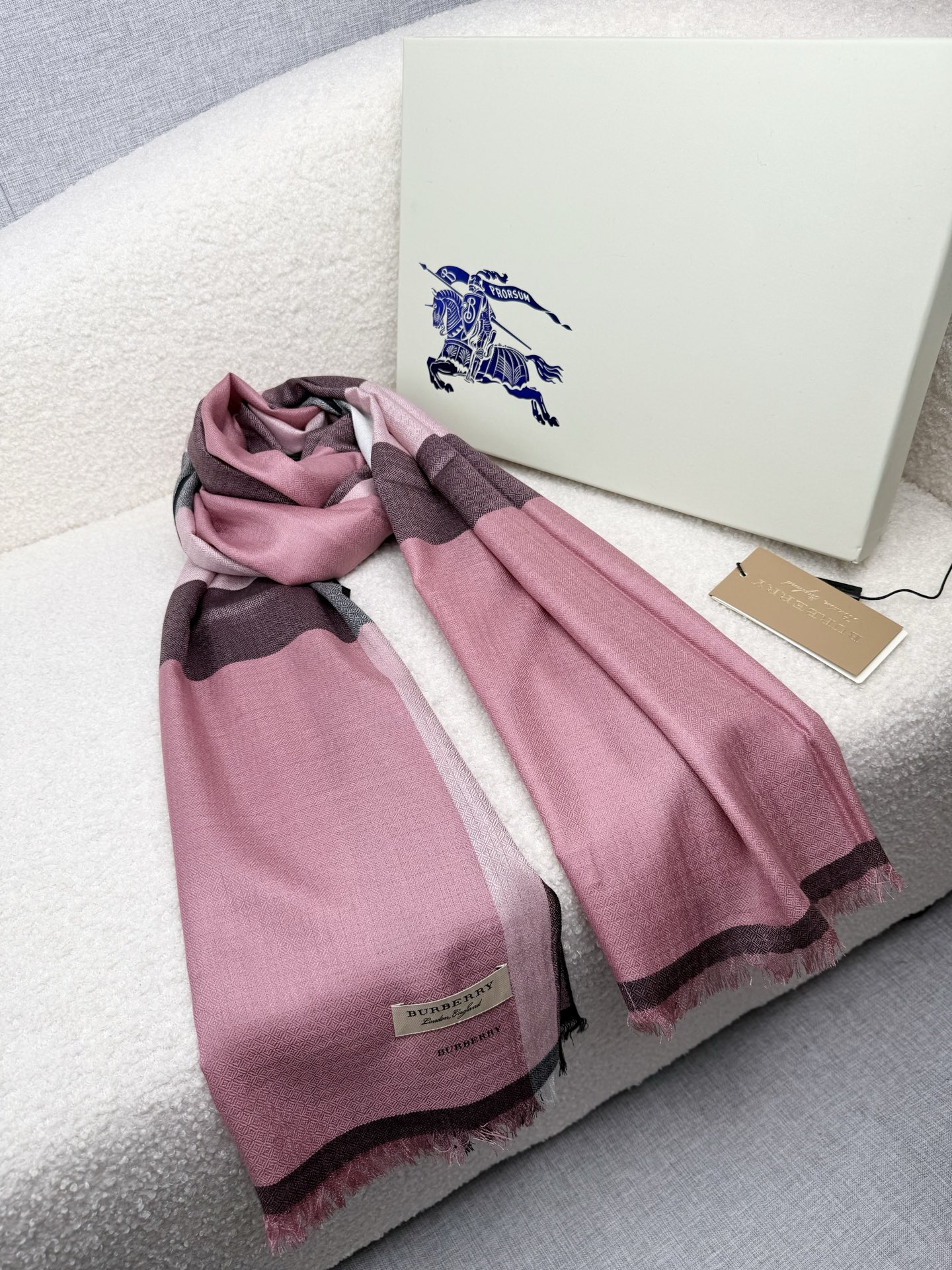 P。Bu家。 真正的宇宙强货！最新出口迪拜！御用经典才是王道！bur经典格钻石纹出口季！强大的无以形容！