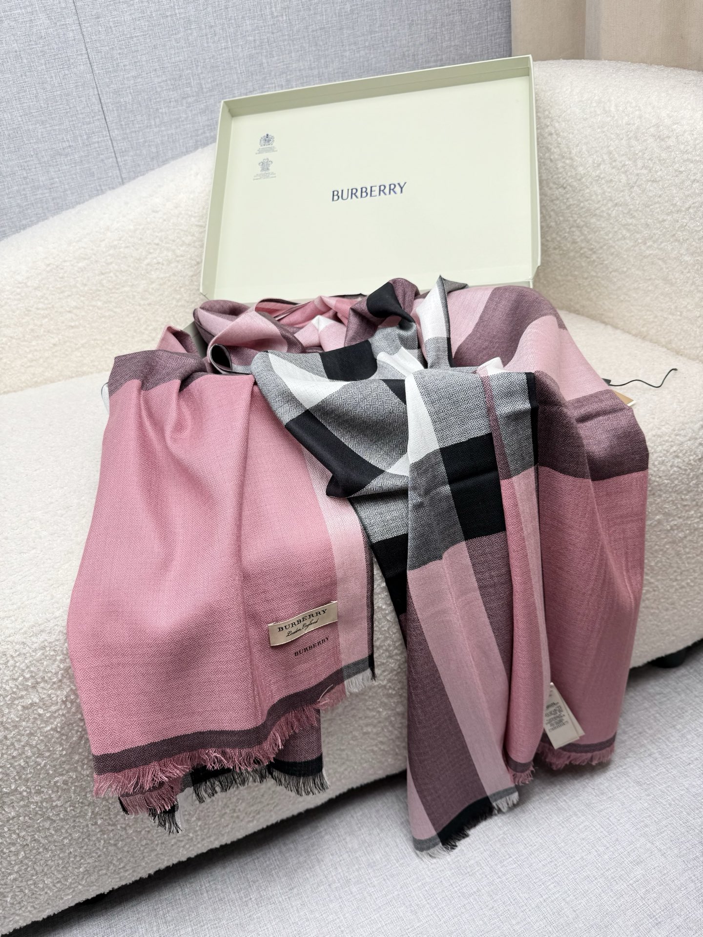 P。Bu家。 真正的宇宙强货！最新出口迪拜！御用经典才是王道！bur经典格钻石纹出口季！强大的无以形容！