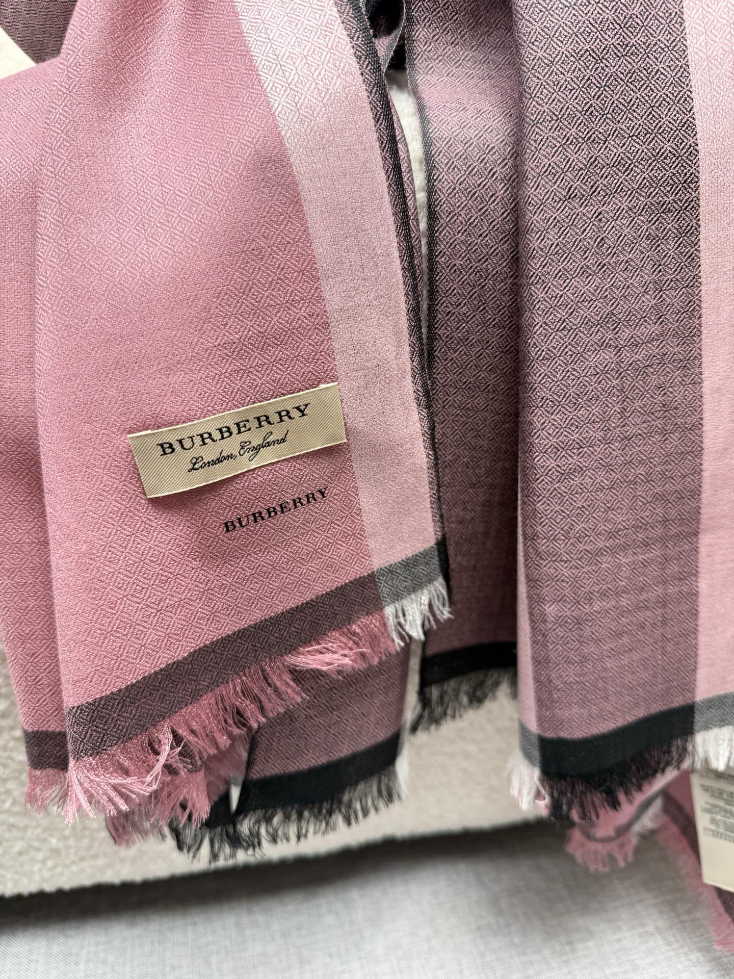 P。Bu家。 真正的宇宙强货！最新出口迪拜！御用经典才是王道！bur经典格钻石纹出口季！强大的无以形容！