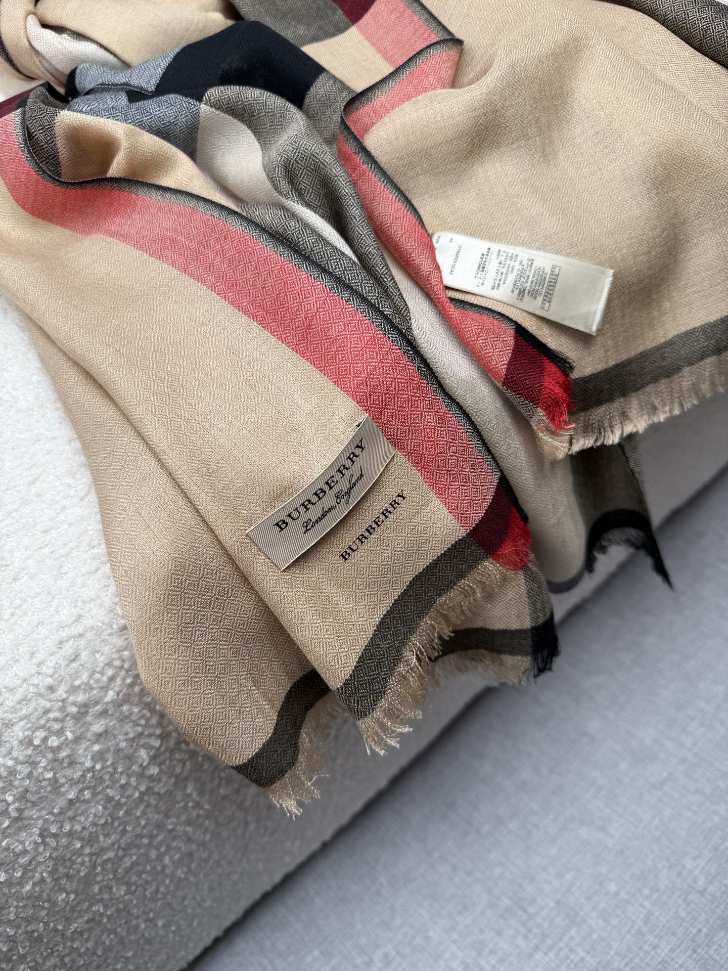 P。Bu家。 真正的宇宙强货！最新出口迪拜！御用经典才是王道！bur经典格钻石纹出口季！强大的无以形容！