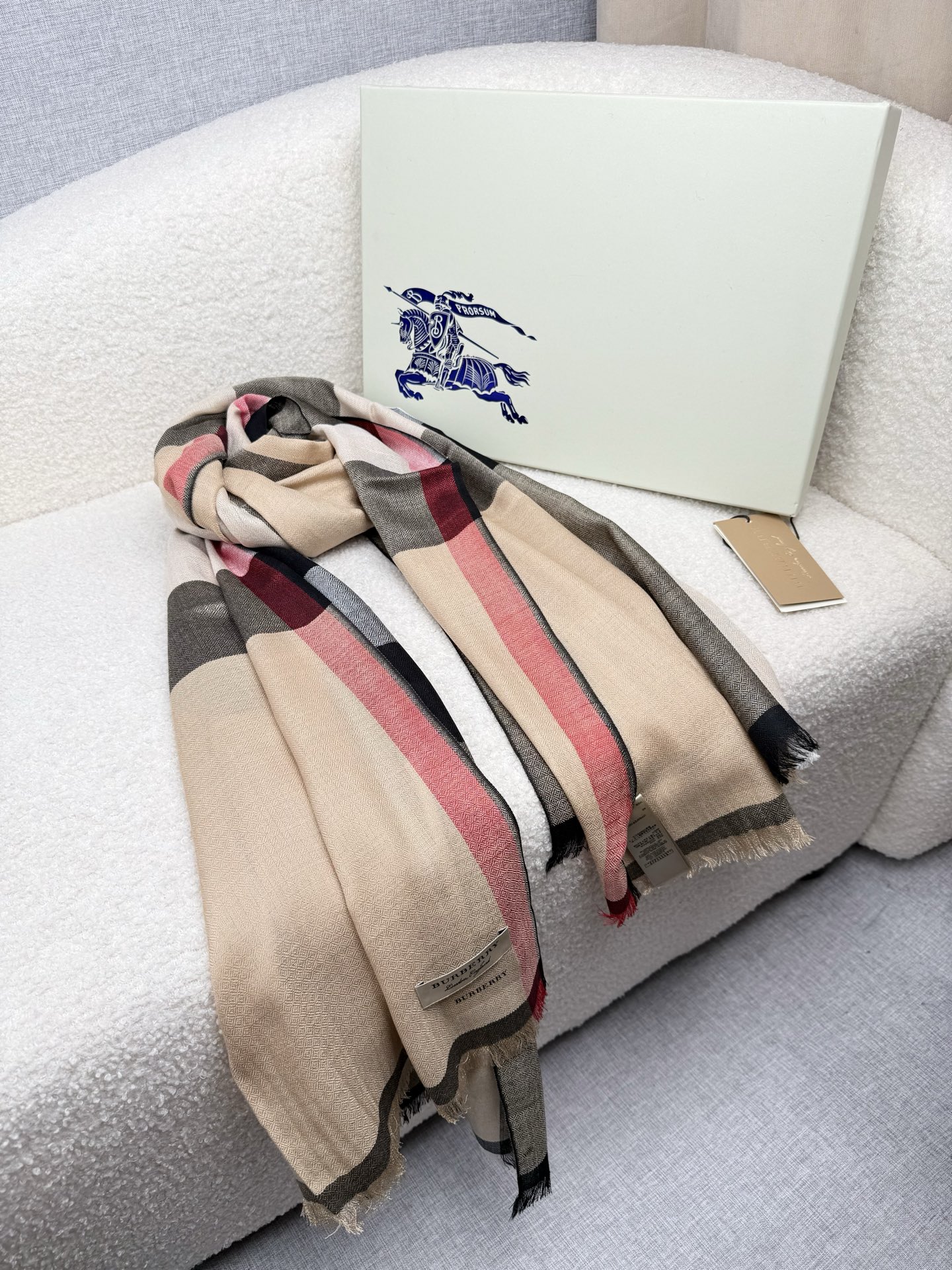 P。Bu家。 真正的宇宙强货！最新出口迪拜！御用经典才是王道！bur经典格钻石纹出口季！强大的无以形容！