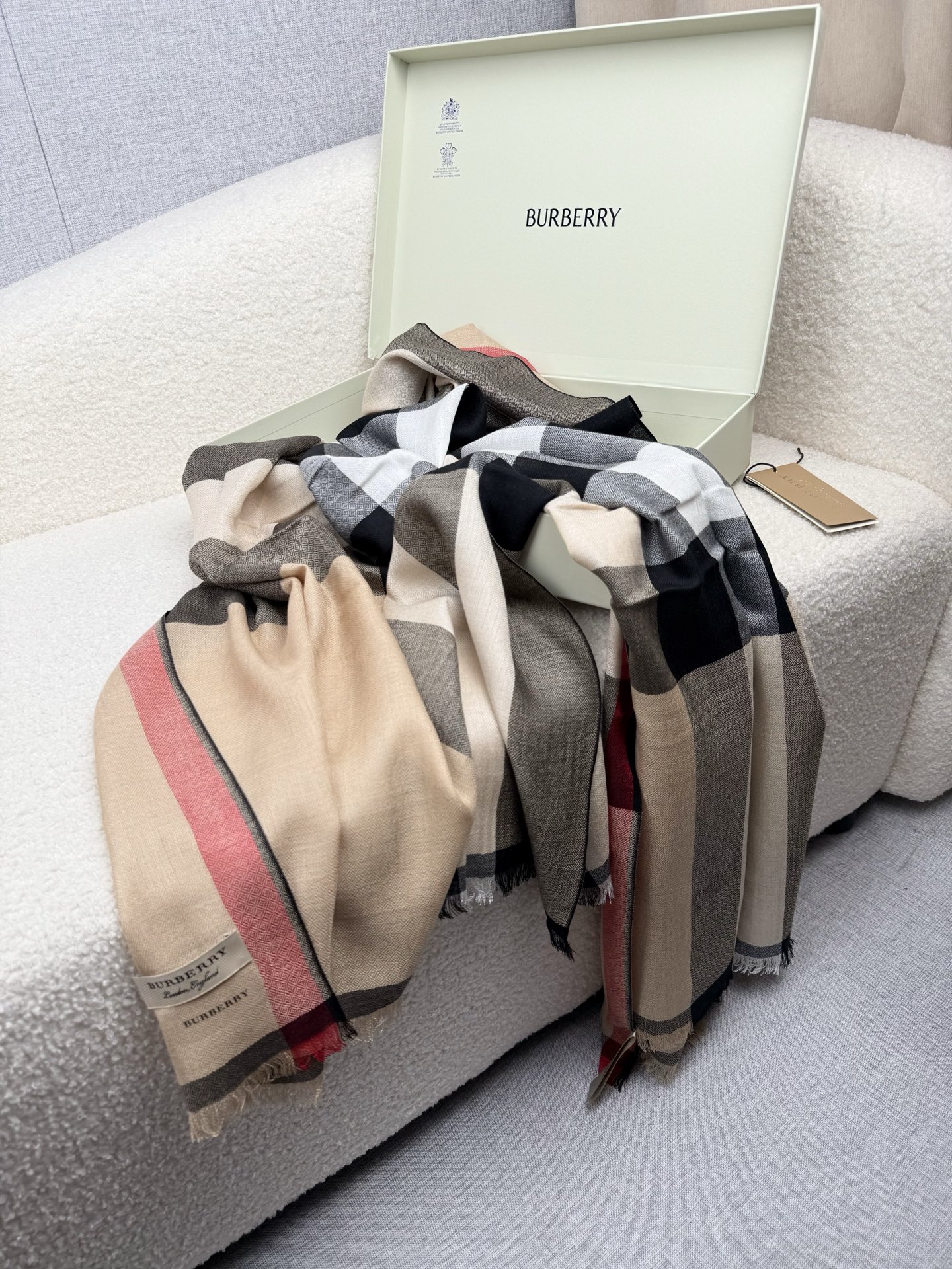 P。Bu家。 真正的宇宙强货！最新出口迪拜！御用经典才是王道！bur经典格钻石纹出口季！强大的无以形容！