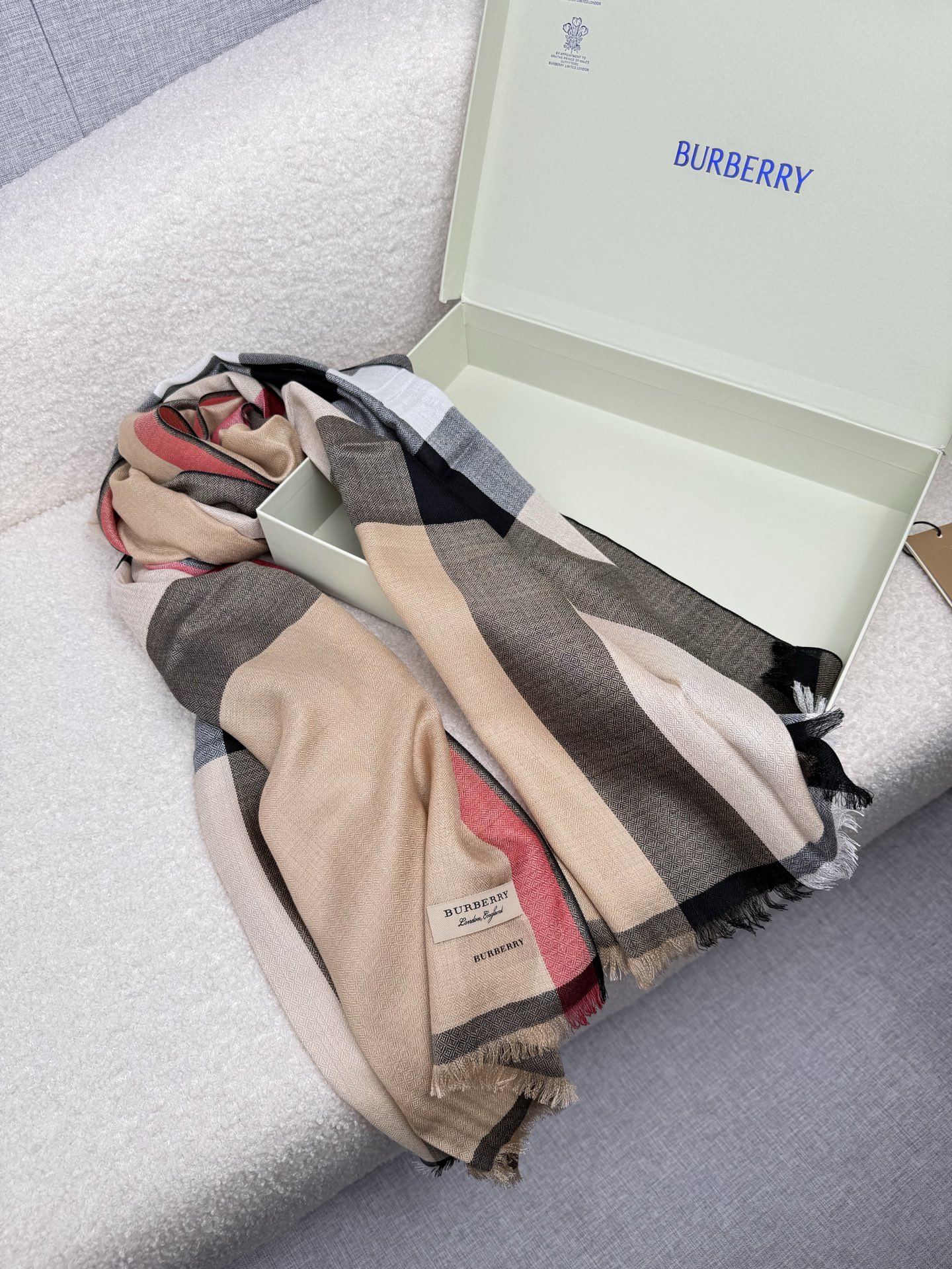 P。Bu家。 真正的宇宙强货！最新出口迪拜！御用经典才是王道！bur经典格钻石纹出口季！强大的无以形容！