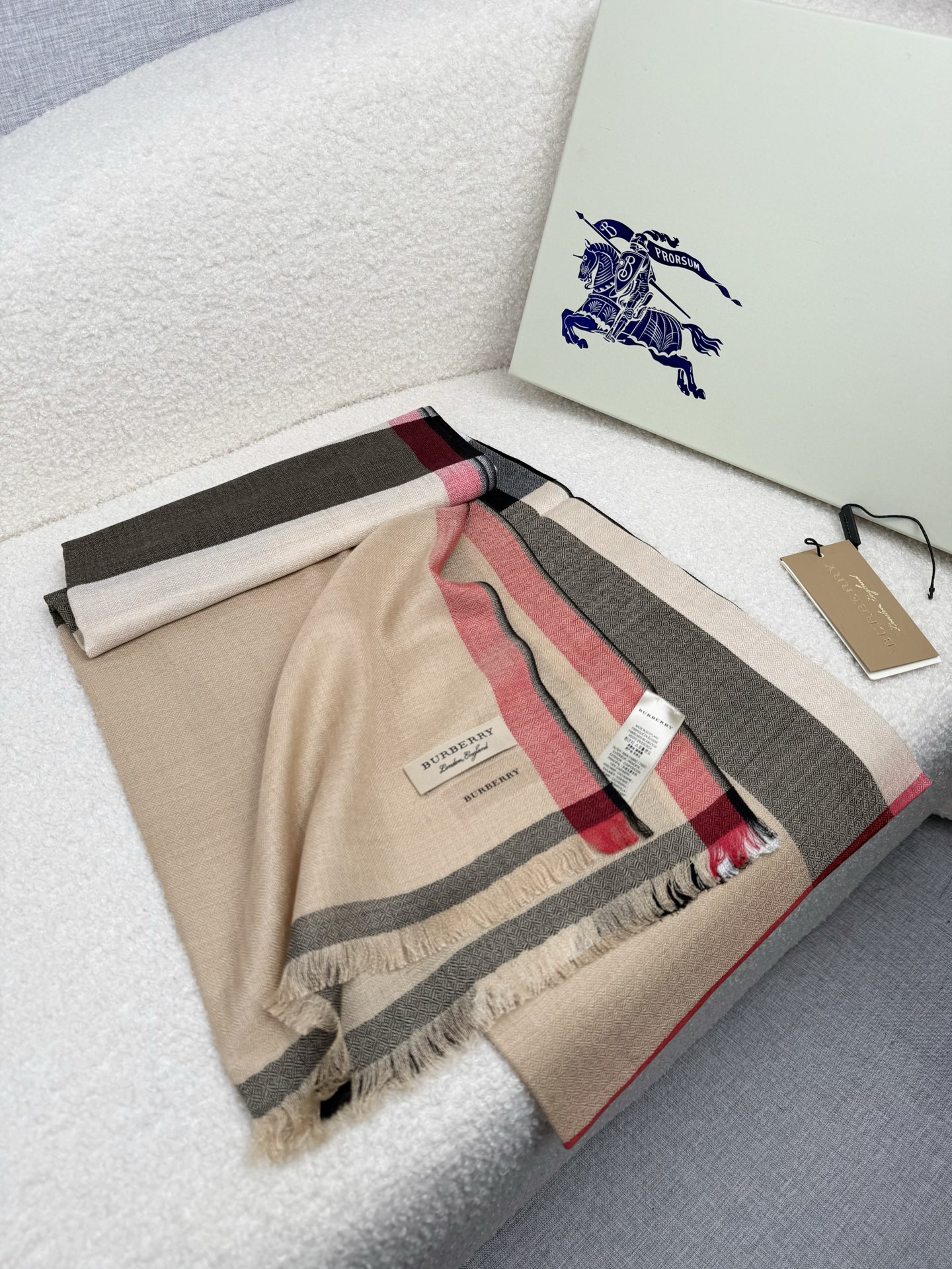 P。Bu家。 真正的宇宙强货！最新出口迪拜！御用经典才是王道！bur经典格钻石纹出口季！强大的无以形容！