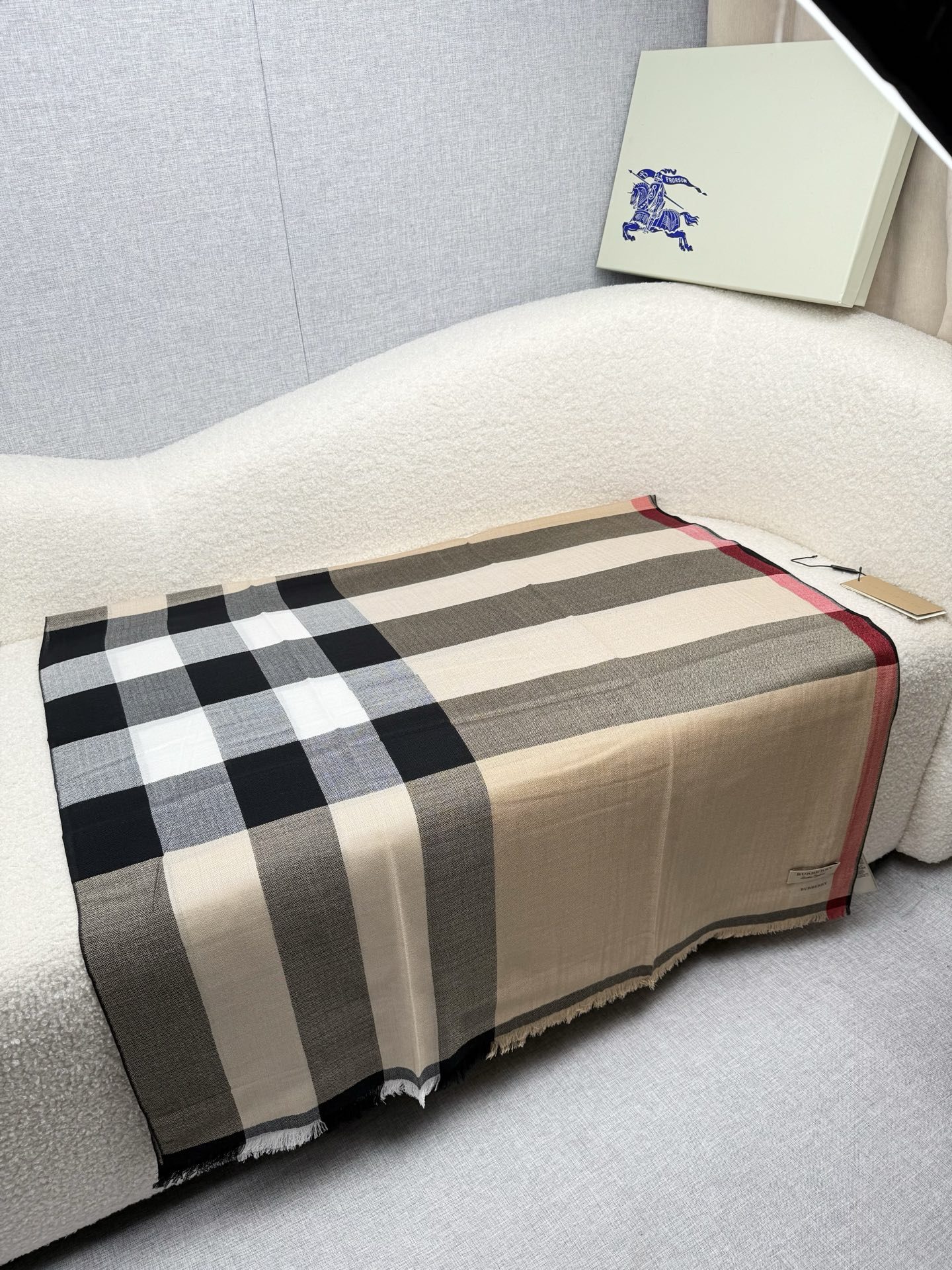 P。Bu家。 真正的宇宙强货！最新出口迪拜！御用经典才是王道！bur经典格钻石纹出口季！强大的无以形容！