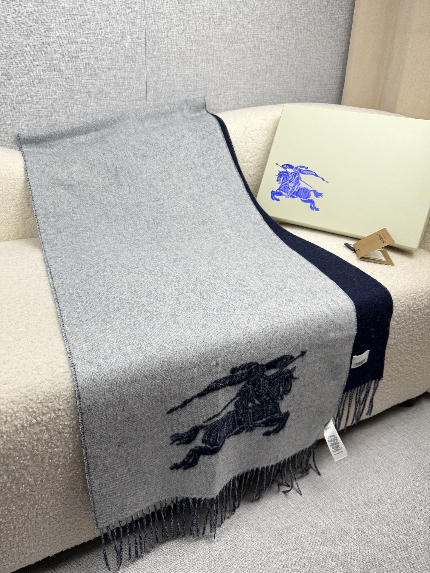 P。B家。秋冬【bu战马-大字双面】最新出炉 连代购图都少的新款 炒鸡无敌的美 双面双色提花！羊绒羊毛原