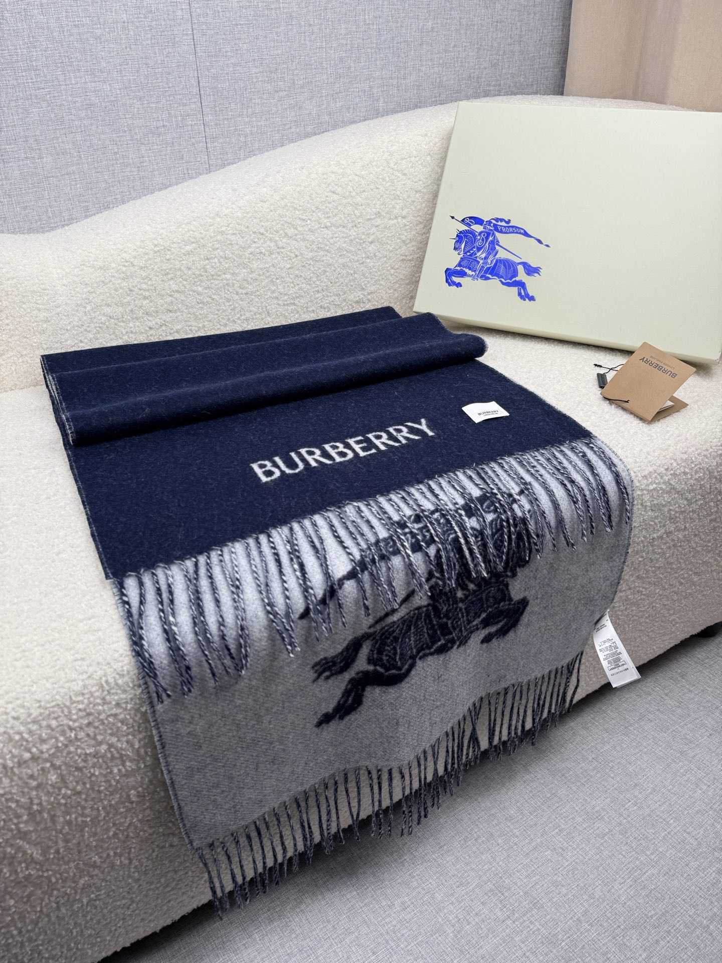 P。B家。秋冬【bu战马-大字双面】最新出炉 连代购图都少的新款 炒鸡无敌的美 双面双色提花！羊绒羊毛原