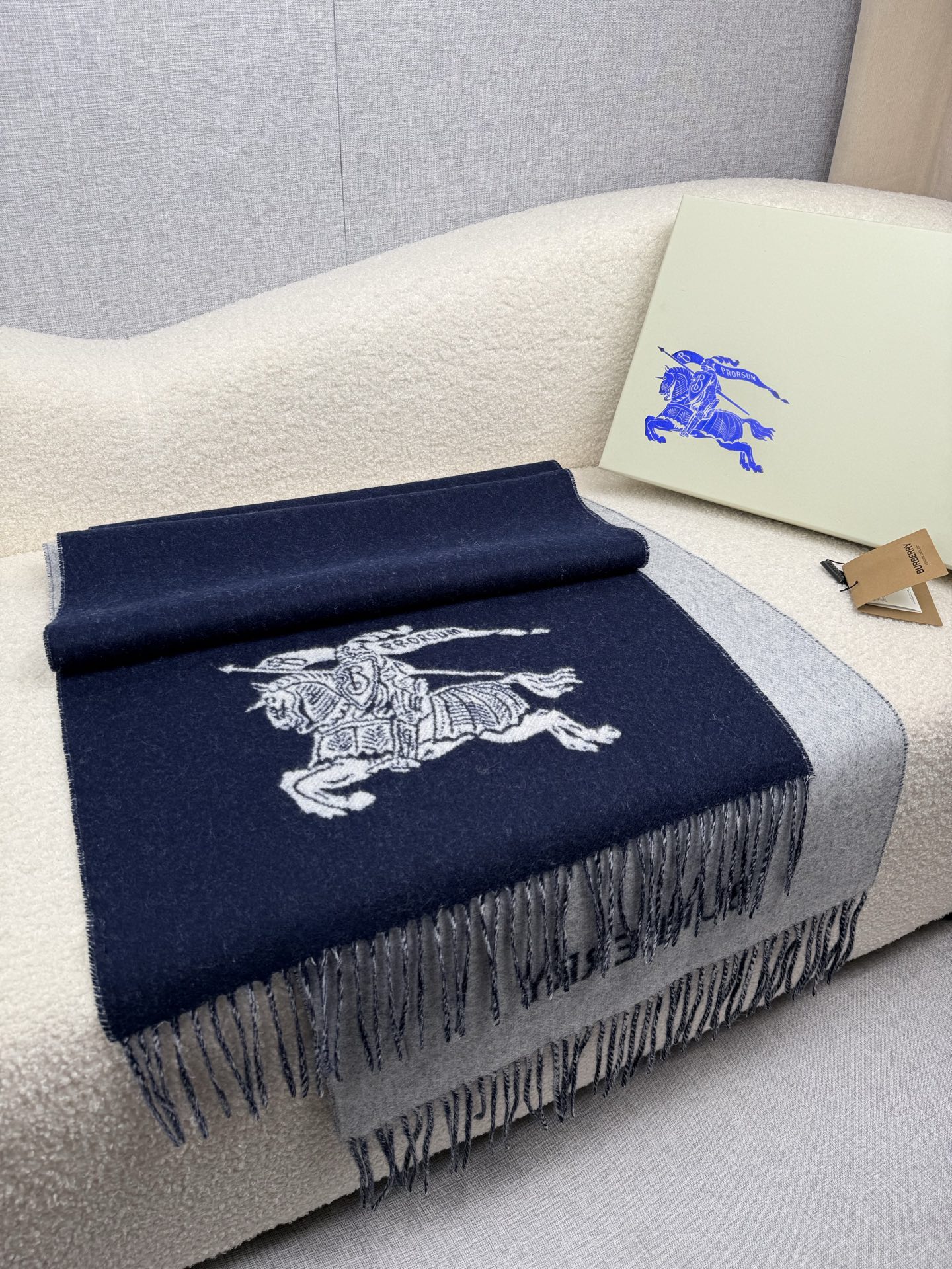 P。B家。秋冬【bu战马-大字双面】最新出炉 连代购图都少的新款 炒鸡无敌的美 双面双色提花！羊绒羊毛原