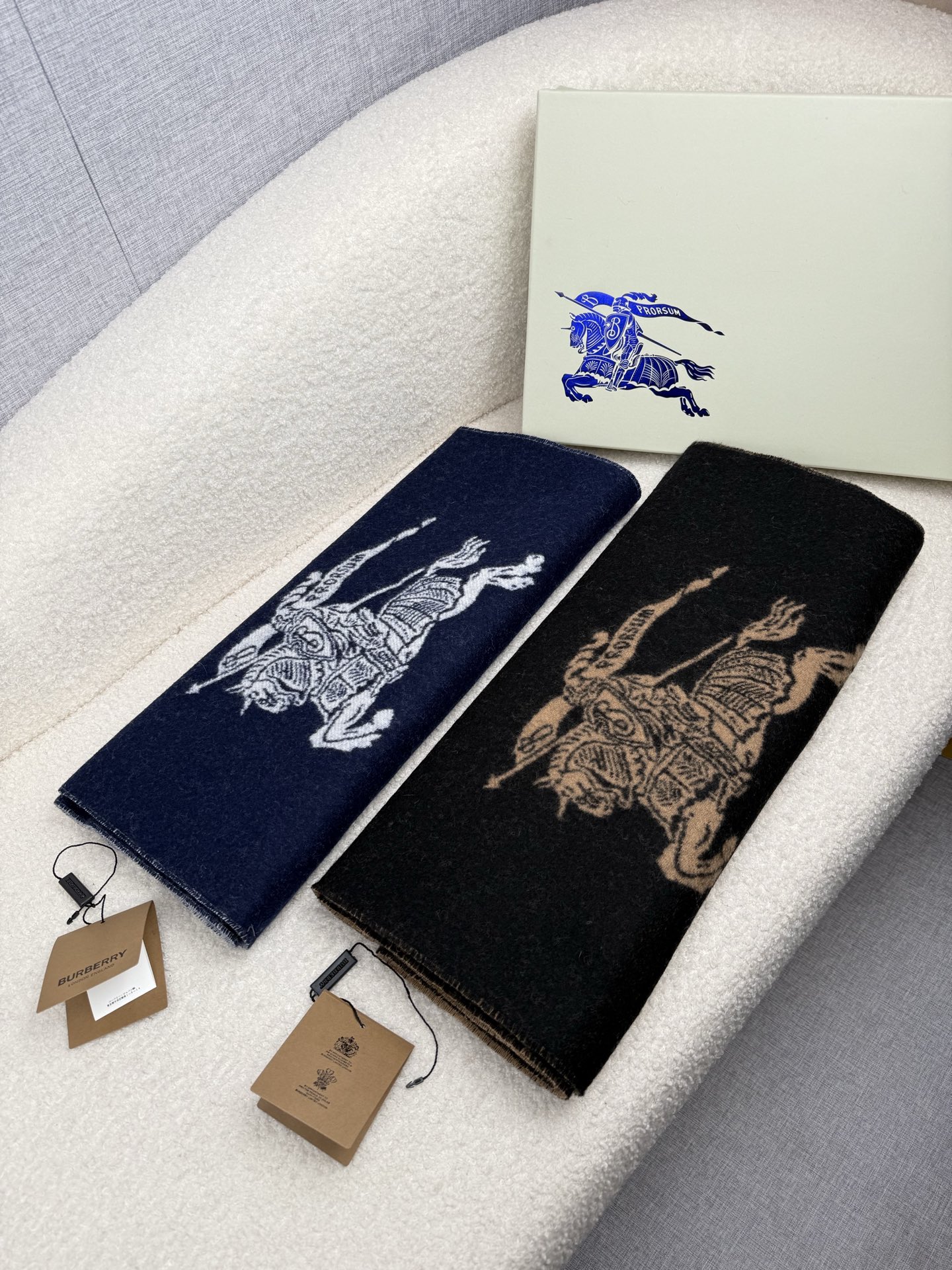 P。B家。秋冬【bu战马-大字双面】最新出炉 连代购图都少的新款 炒鸡无敌的美 双面双色提花！羊绒羊毛原