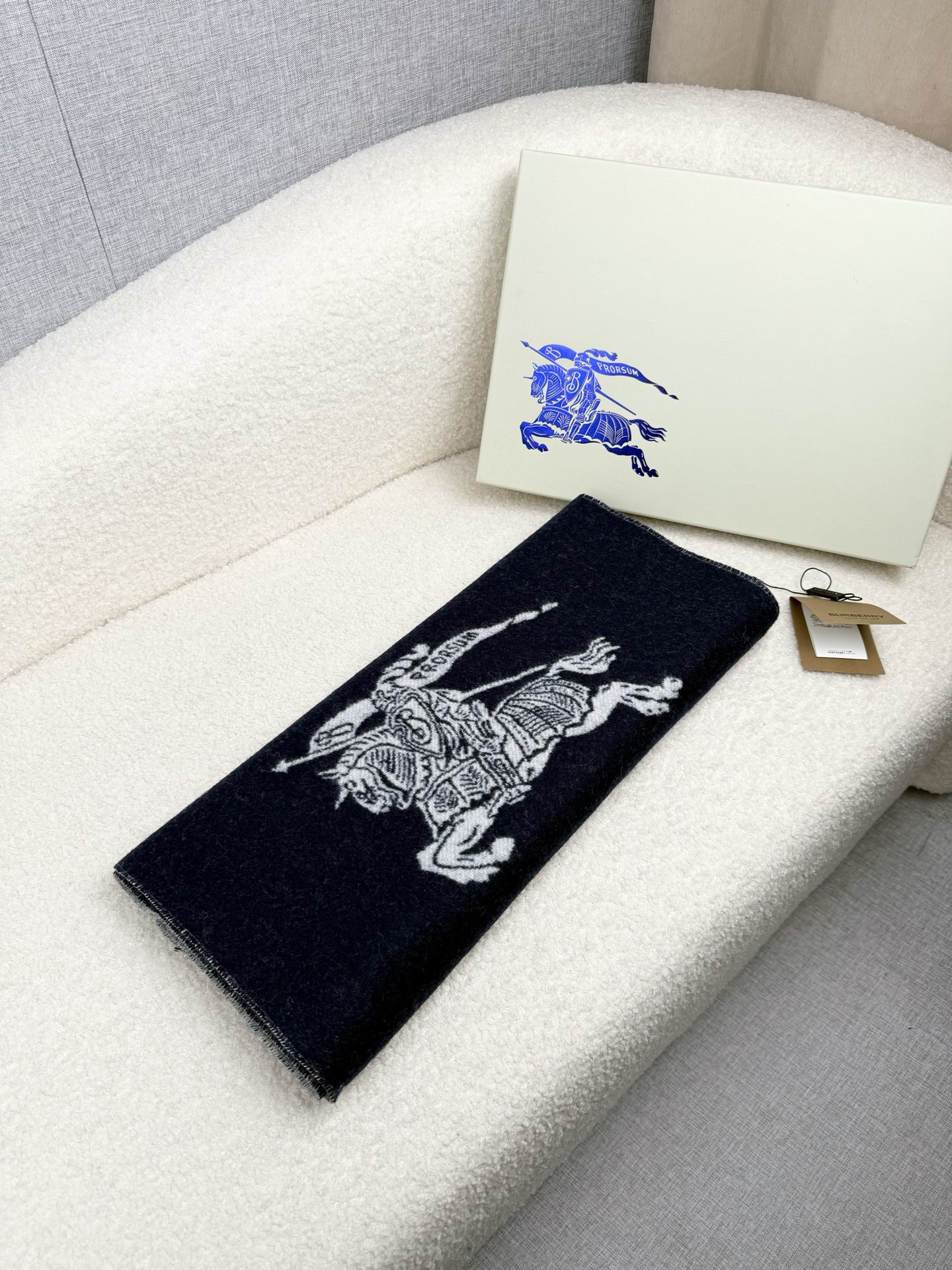 P。B家。秋冬【bu战马-大字双面】最新出炉 连代购图都少的新款 炒鸡无敌的美 双面双色提花！羊绒羊毛原