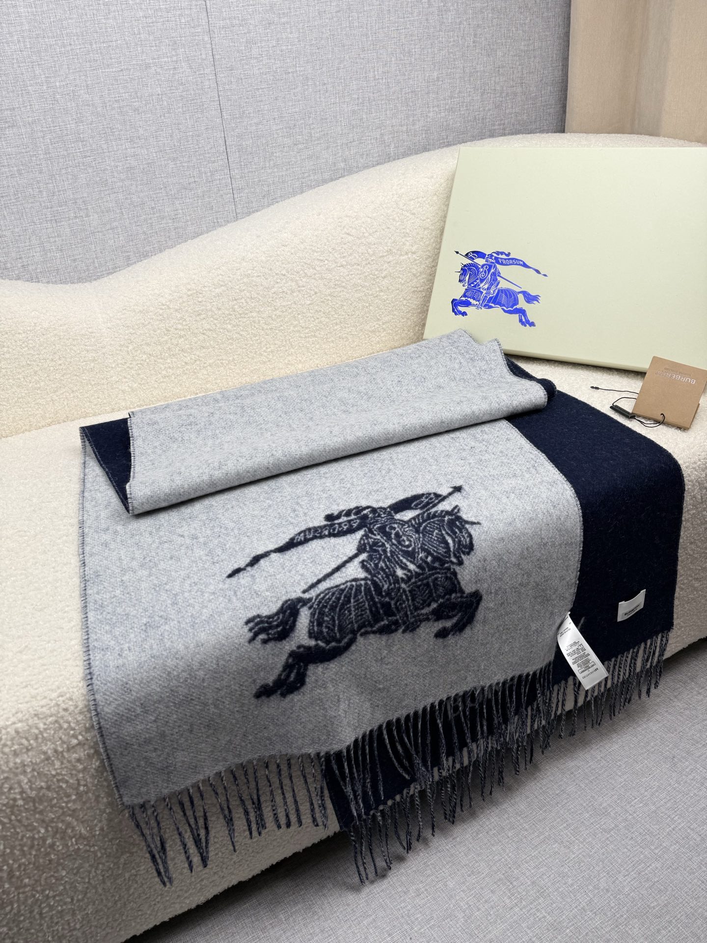 P。B家。秋冬【bu战马-大字双面】最新出炉 连代购图都少的新款 炒鸡无敌的美 双面双色提花！羊绒羊毛原