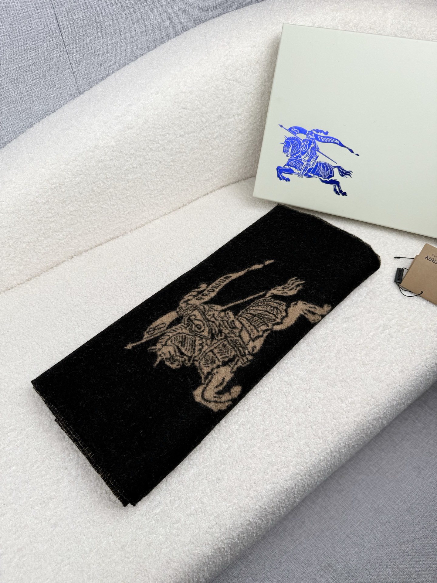 P。B家。秋冬【bu战马-大字双面】最新出炉 连代购图都少的新款 炒鸡无敌的美 双面双色提花！羊绒羊毛原