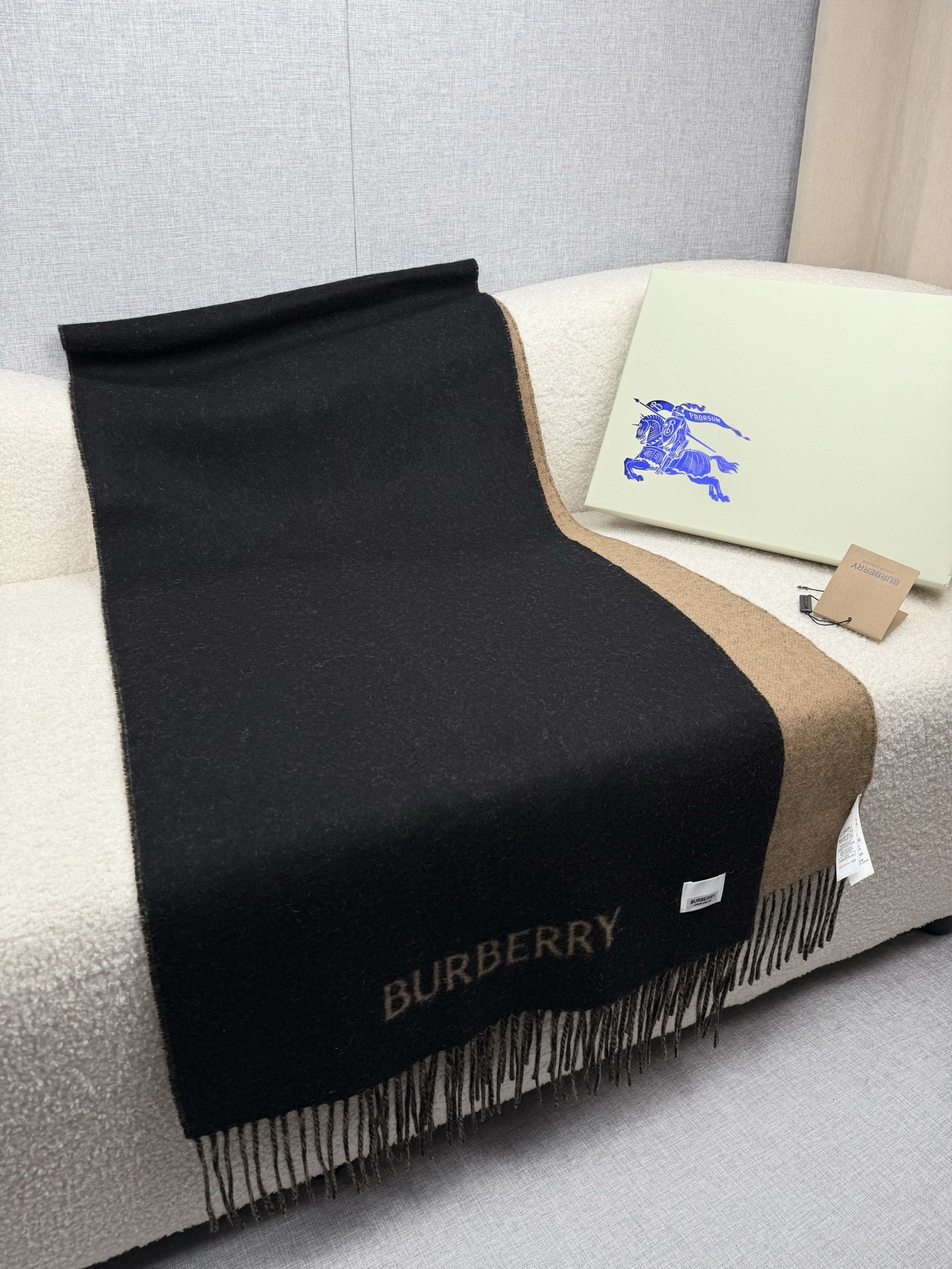 P。B家。秋冬【bu战马-大字双面】最新出炉 连代购图都少的新款 炒鸡无敌的美 双面双色提花！羊绒羊毛原