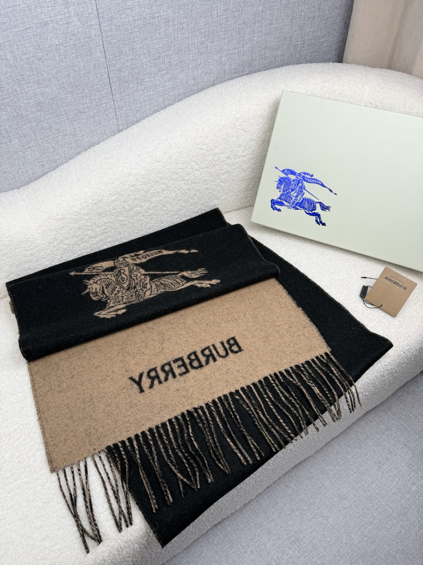 P。B家。秋冬【bu战马-大字双面】最新出炉 连代购图都少的新款 炒鸡无敌的美 双面双色提花！羊绒羊毛原