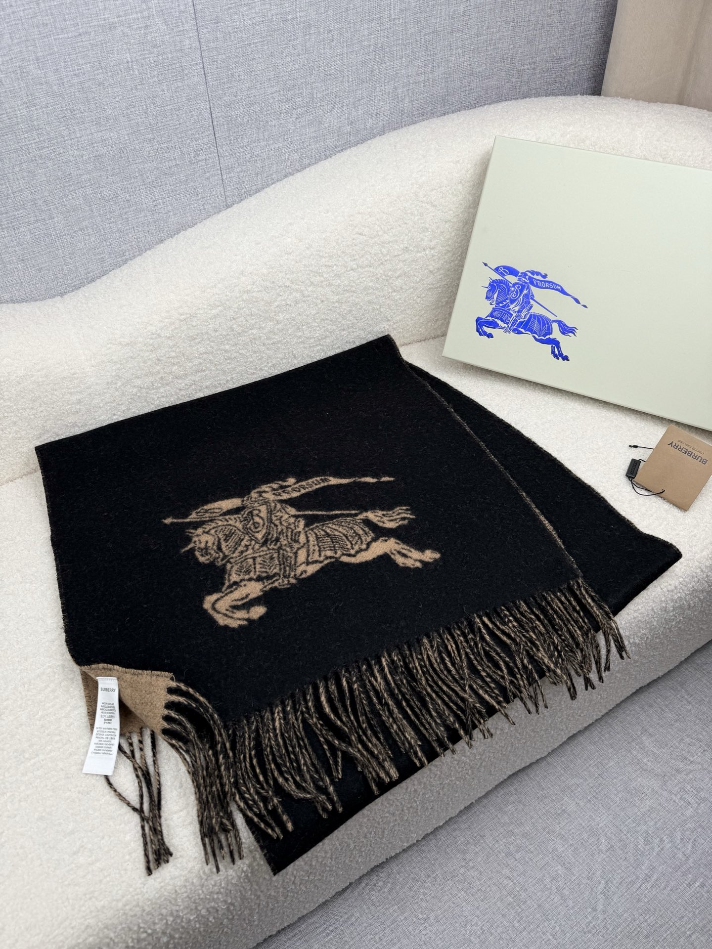 P。B家。秋冬【bu战马-大字双面】最新出炉 连代购图都少的新款 炒鸡无敌的美 双面双色提花！羊绒羊毛原