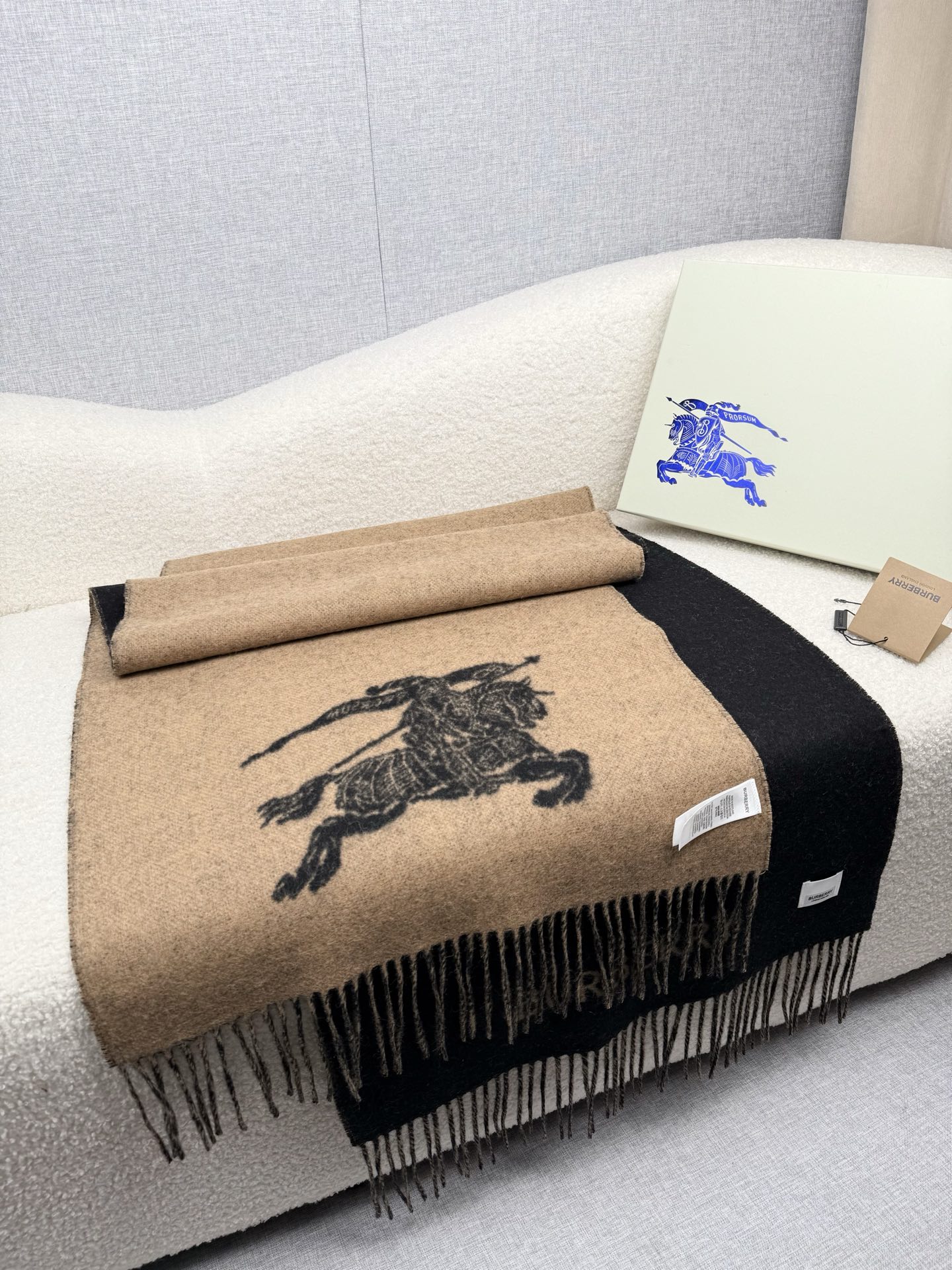 P。B家。秋冬【bu战马-大字双面】最新出炉 连代购图都少的新款 炒鸡无敌的美 双面双色提花！羊绒羊毛原