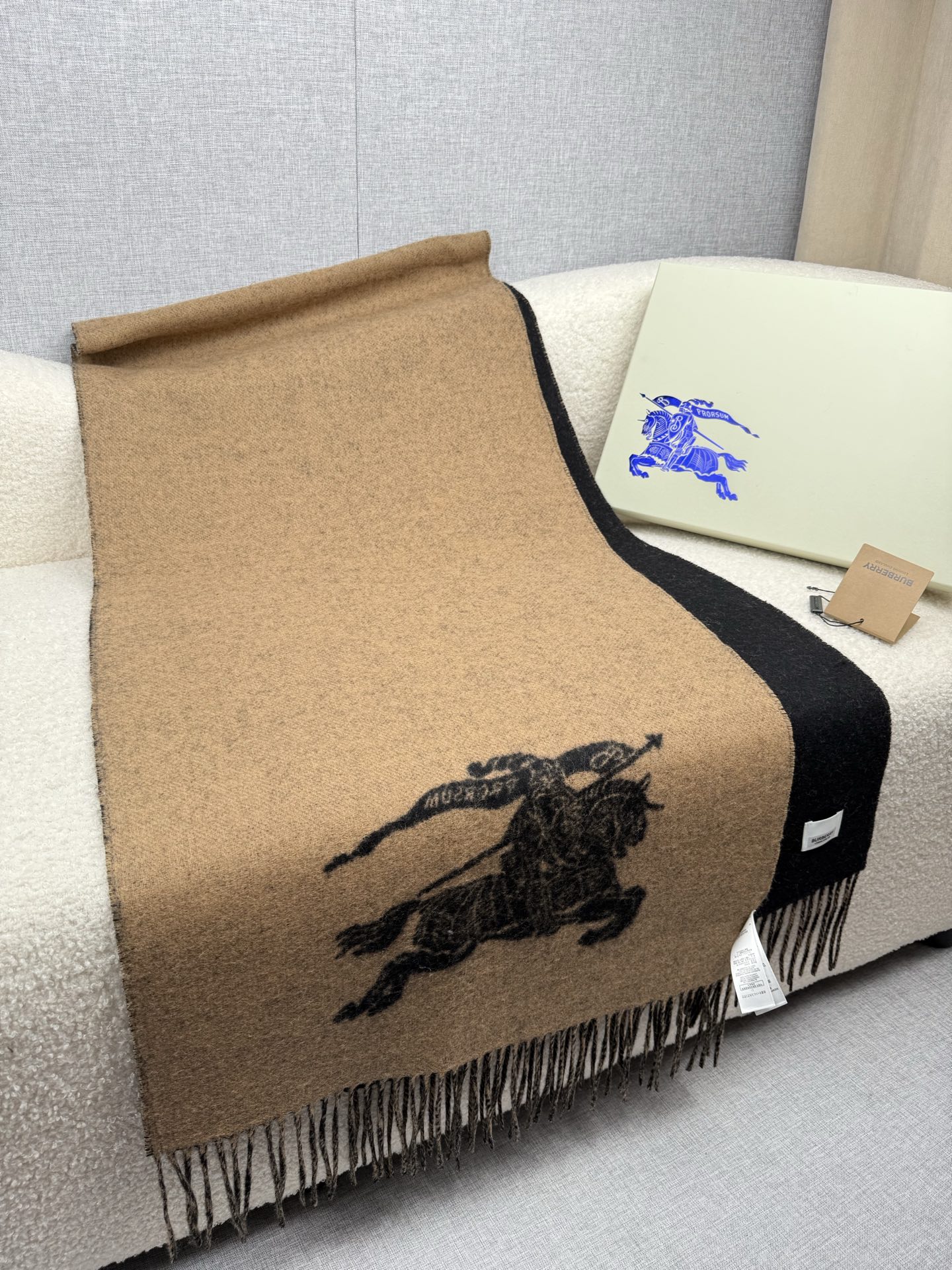 P。B家。秋冬【bu战马-大字双面】最新出炉 连代购图都少的新款 炒鸡无敌的美 双面双色提花！羊绒羊毛原