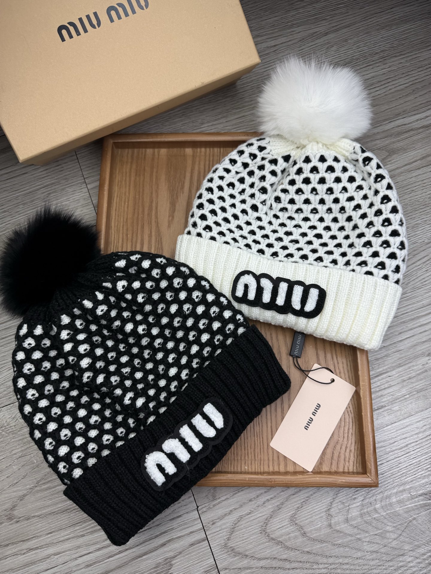 NO:579812,Super bonus.miumiu.Classic woolen knitted hat!  My little sister’s favorite in winter~it looks great with any outfit!  This one is both age-reducing and cute~ There are many colors, so you can match it with anything you want~ The hair ball comes with a screened real Luozi hair ball!  Not the cheap fake hair balls on the market!  The hair ball is very soft and shiny!  Get it now ~ hats, bucket hats, baseball caps, knitted hats, hats, miumiu, espadrilles, hats19860909超级福利.miumiu.经典毛线针织帽子！小姐姐的冬日最爱～随便搭配什么衣服都好看！又减龄又显可爱的一款～颜色很多,随心百搭～毛球配的是筛选过的真骆子毛球！而不是市面上那种便宜的假毛球！毛球非常柔软,有光泽！快快入手～帽子渔夫帽棒球帽针织帽,帽子,miumiu,espadrilles,hats,hat