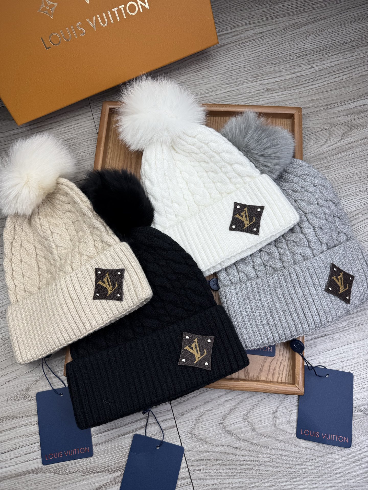 NO:579816,Super welfare. L family. Classic woolen knitted hat!  My little sister’s favorite in winter~it looks great with any outfit!  This one is both age-reducing and cute~ There are many colors, so you can match it with anything you want~ The hair ball comes with a screened real Luozi hair ball!  Not the cheap fake hair balls on the market!  The hair ball is very soft and shiny!  Get it now ~ hats, bucket hats, baseball caps, knitted hats, hats, louis vuitton, espadrilles, hats19860909超级福利.L家.经典毛线针织帽子！小姐姐的冬日最爱～随便搭配什么衣服都好看！又减龄又显可爱的一款～颜色很多,随心百搭～毛球配的是筛选过的真骆子毛球！而不是市面上那种便宜的假毛球！毛球非常柔软,有光泽！快快入手～帽子渔夫帽棒球帽针织帽,帽子,louis vuitton,espadrilles,hats,hat