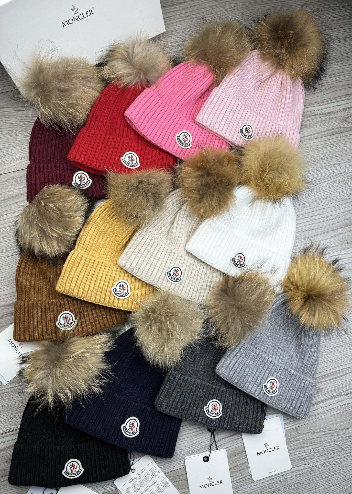 NO:579787,Super bonus. Mouth covering. Classic woolen knitted hat!  My little sister’s favorite in winter~it looks great with any outfit!  This one is both age-reducing and cute~ There are many colors, so you can match it with anything you want~ The hair ball comes with a screened real Luozi hair ball!  Not the cheap fake hair balls on the market!  The hair ball is very soft and shiny!  Get it now ~ hats, bucket hats, baseball caps, knitted hats, hats, Moncler, espadrilles, hats19860909超级福利.蒙口.经典毛线针织帽子！小姐姐的冬日最爱～随便搭配什么衣服都好看！又减龄又显可爱的一款～颜色很多,随心百搭～毛球配的是筛选过的真骆子毛球！而不是市面上那种便宜的假毛球！毛球非常柔软,有光泽！快快入手～帽子渔夫帽棒球帽针织帽,帽子,Moncler,espadrilles,hats,hat