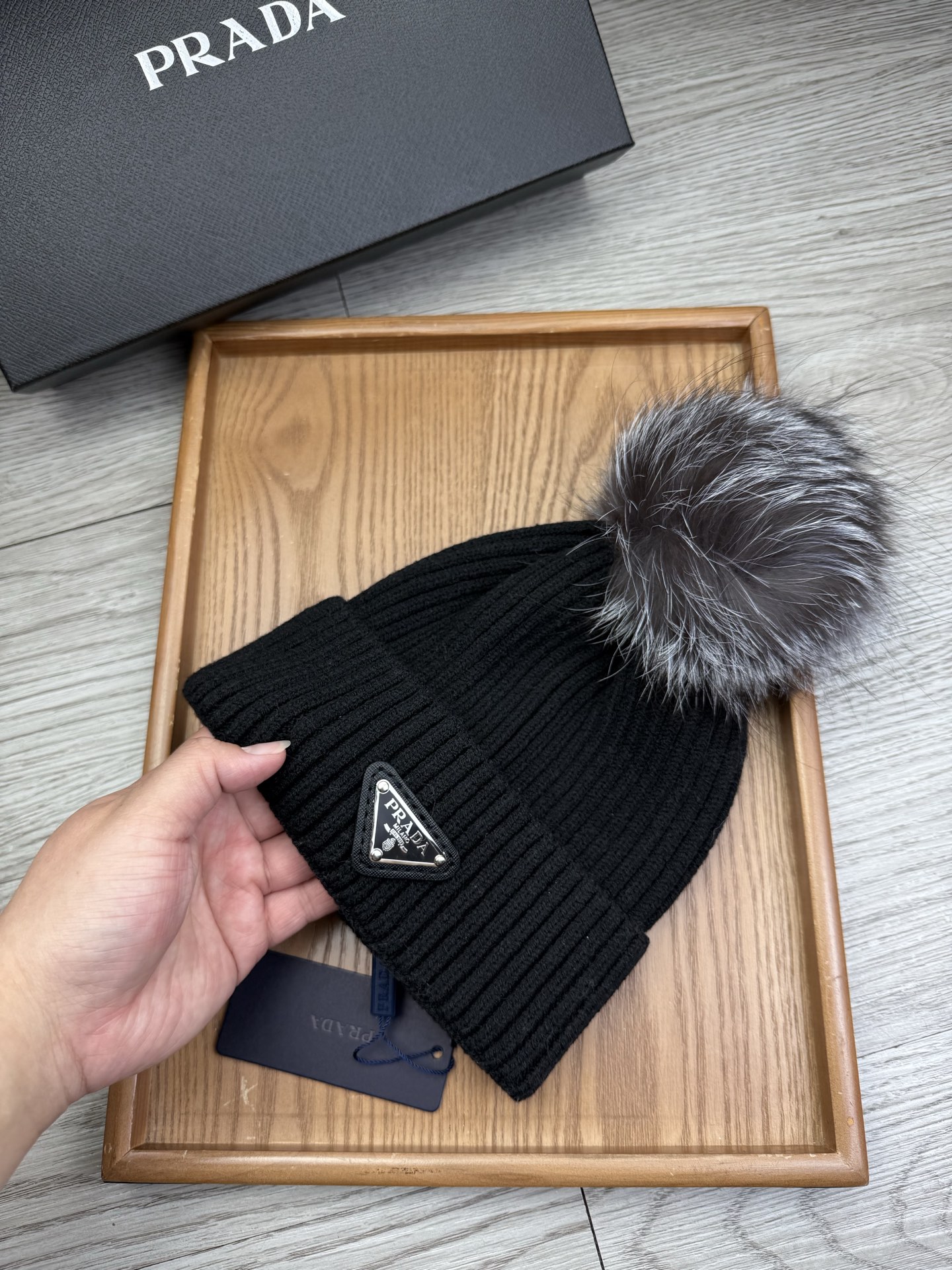 超级福利P75。prada。经典毛线针织帽子!小姐姐的冬日最爱~随便搭配什么衣服都好看!又减龄又显可爱的一款~颜色很多,随心百搭~毛球配的是筛选过的真骆子毛球!而不是市面上那种便宜的假毛球!毛球非常柔软,有光泽!快快入手~