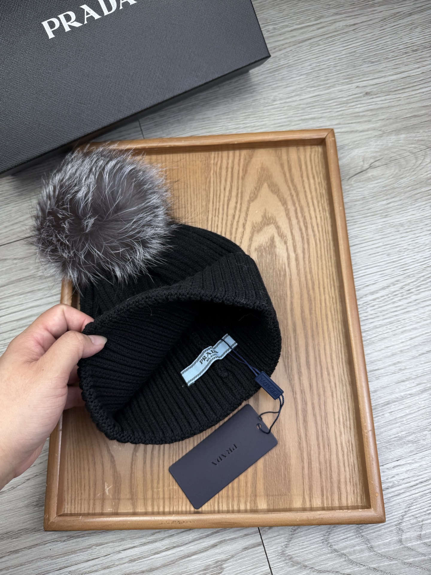 超级福利P75。prada。经典毛线针织帽子!小姐姐的冬日最爱~随便搭配什么衣服都好看!又减龄又显可爱的一款~颜色很多,随心百搭~毛球配的是筛选过的真骆子毛球!而不是市面上那种便宜的假毛球!毛球非常柔软,有光泽!快快入手~