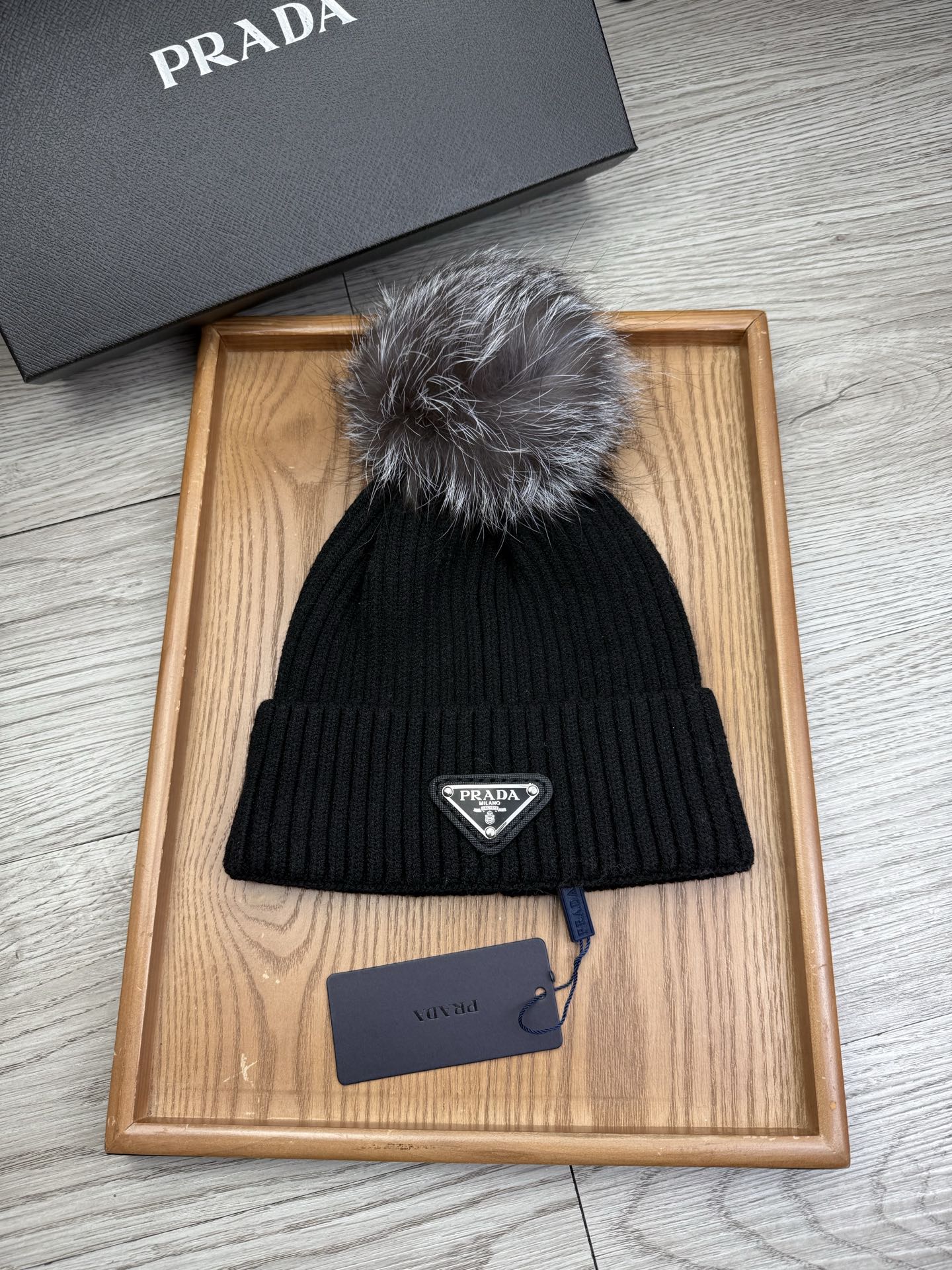 超级福利P75。prada。经典毛线针织帽子!小姐姐的冬日最爱~随便搭配什么衣服都好看!又减龄又显可爱的一款~颜色很多,随心百搭~毛球配的是筛选过的真骆子毛球!而不是市面上那种便宜的假毛球!毛球非常柔软,有光泽!快快入手~