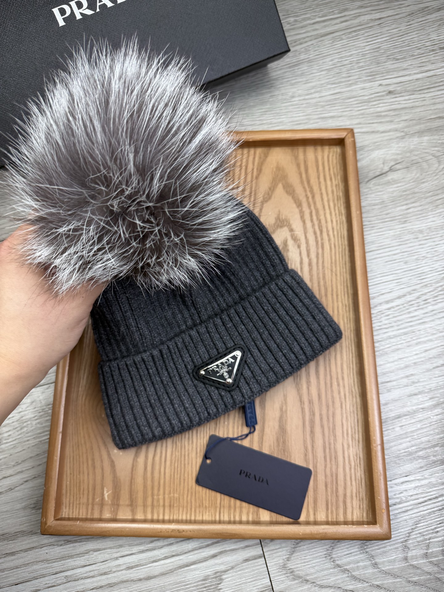 超级福利P75。prada。经典毛线针织帽子!小姐姐的冬日最爱~随便搭配什么衣服都好看!又减龄又显可爱的一款~颜色很多,随心百搭~毛球配的是筛选过的真骆子毛球!而不是市面上那种便宜的假毛球!毛球非常柔软,有光泽!快快入手~