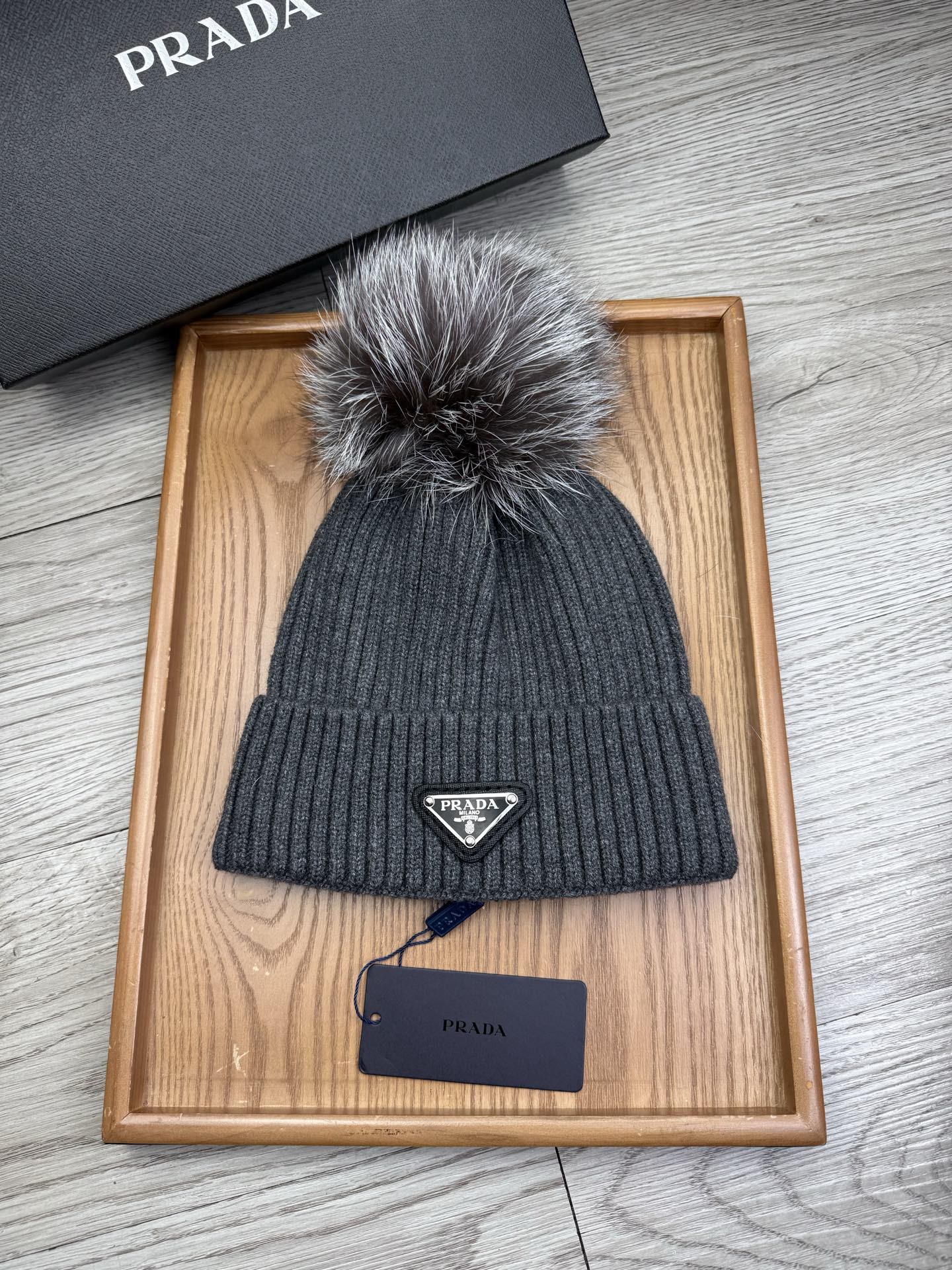 超级福利P75。prada。经典毛线针织帽子!小姐姐的冬日最爱~随便搭配什么衣服都好看!又减龄又显可爱的一款~颜色很多,随心百搭~毛球配的是筛选过的真骆子毛球!而不是市面上那种便宜的假毛球!毛球非常柔软,有光泽!快快入手~