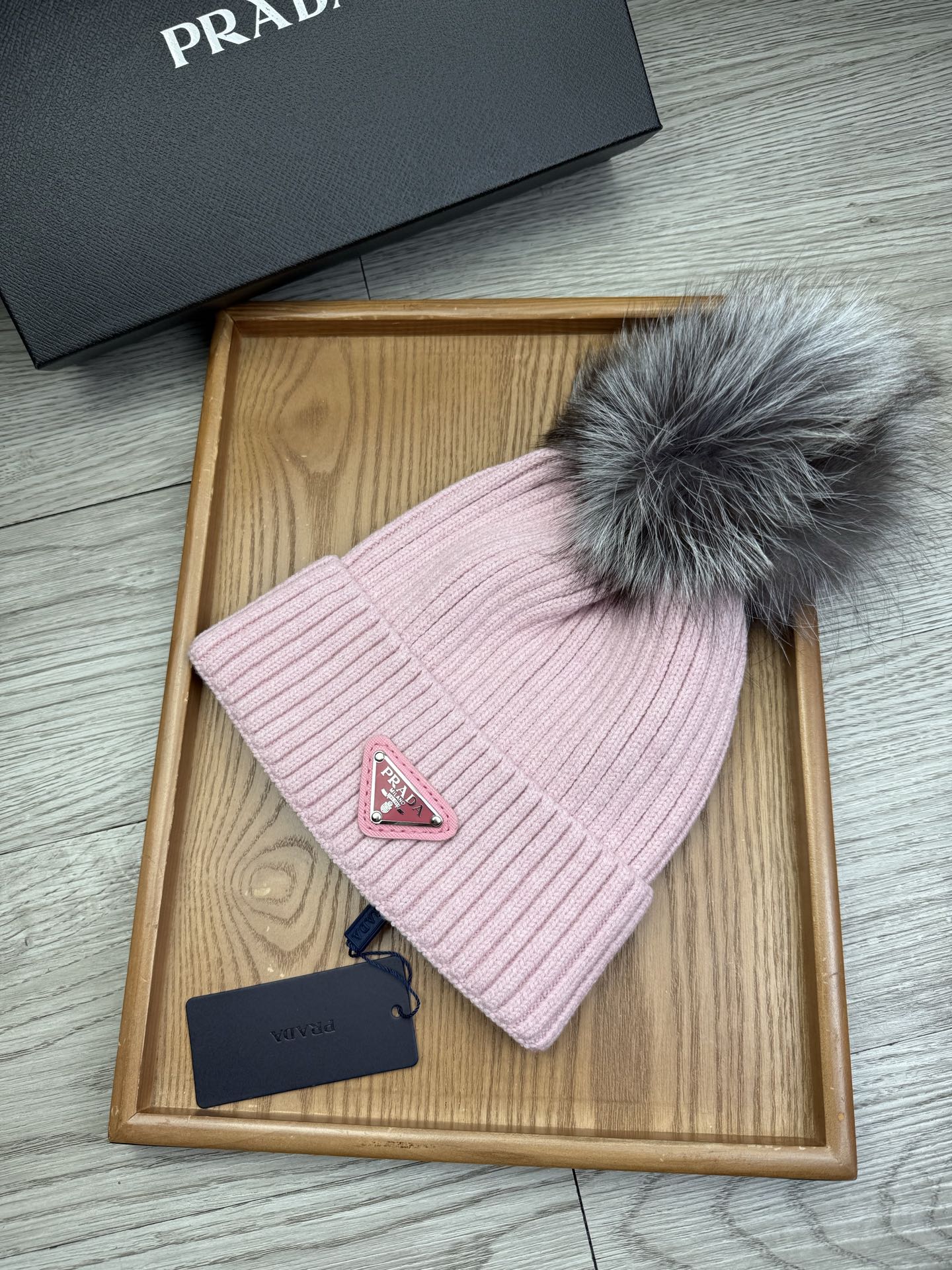 超级福利P75。prada。经典毛线针织帽子!小姐姐的冬日最爱~随便搭配什么衣服都好看!又减龄又显可爱的一款~颜色很多,随心百搭~毛球配的是筛选过的真骆子毛球!而不是市面上那种便宜的假毛球!毛球非常柔软,有光泽!快快入手~