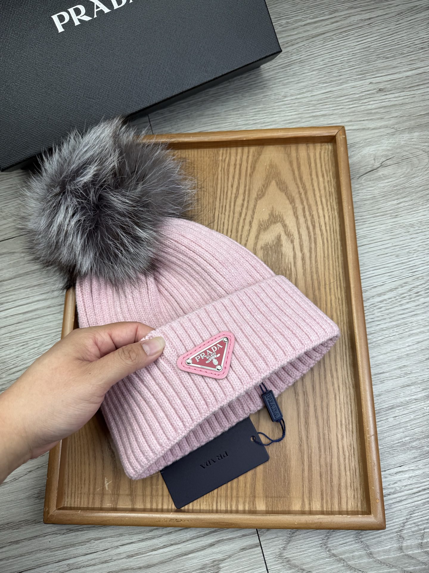 超级福利P75。prada。经典毛线针织帽子!小姐姐的冬日最爱~随便搭配什么衣服都好看!又减龄又显可爱的一款~颜色很多,随心百搭~毛球配的是筛选过的真骆子毛球!而不是市面上那种便宜的假毛球!毛球非常柔软,有光泽!快快入手~