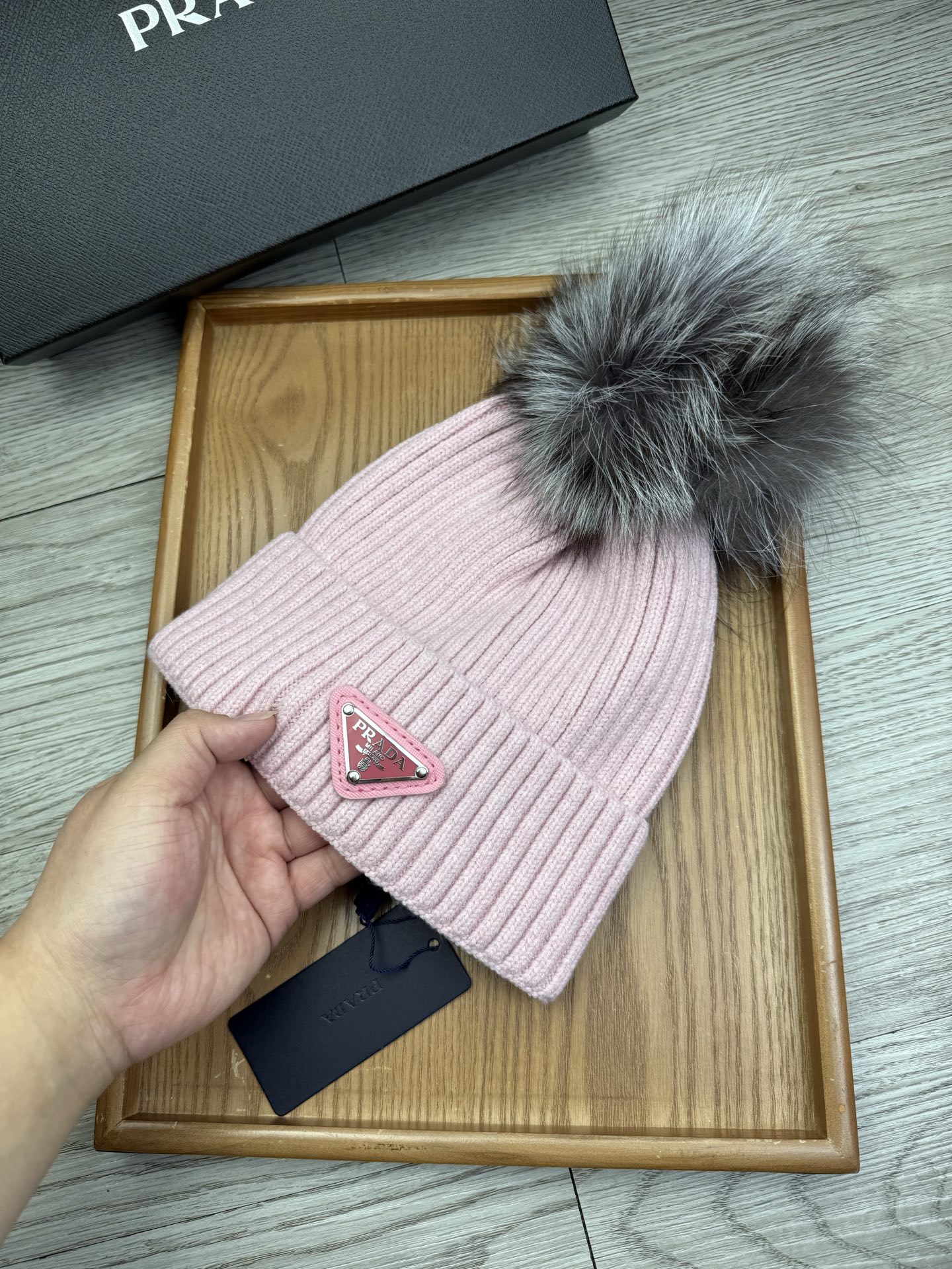 超级福利P75。prada。经典毛线针织帽子!小姐姐的冬日最爱~随便搭配什么衣服都好看!又减龄又显可爱的一款~颜色很多,随心百搭~毛球配的是筛选过的真骆子毛球!而不是市面上那种便宜的假毛球!毛球非常柔软,有光泽!快快入手~
