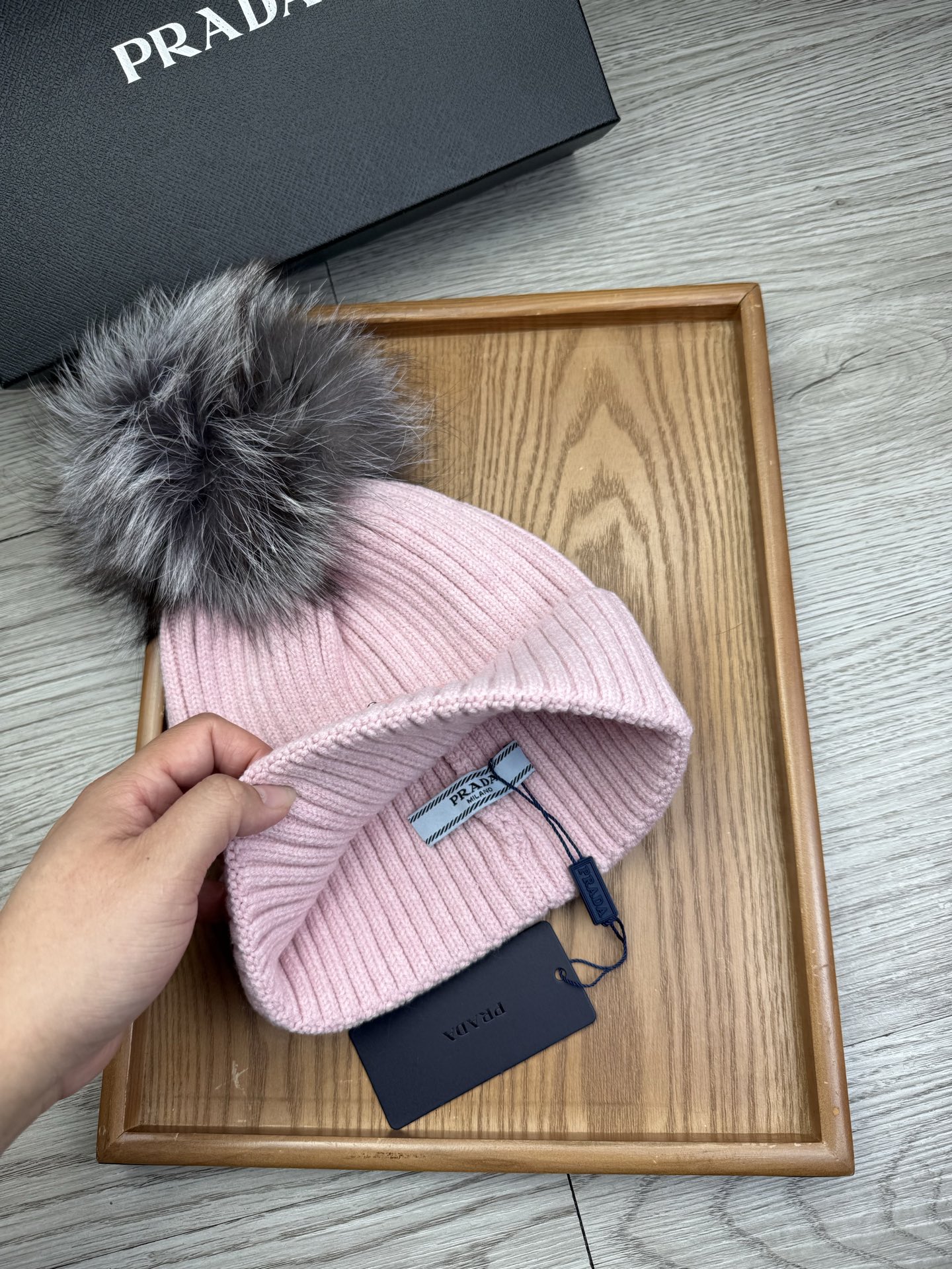 超级福利P75。prada。经典毛线针织帽子!小姐姐的冬日最爱~随便搭配什么衣服都好看!又减龄又显可爱的一款~颜色很多,随心百搭~毛球配的是筛选过的真骆子毛球!而不是市面上那种便宜的假毛球!毛球非常柔软,有光泽!快快入手~