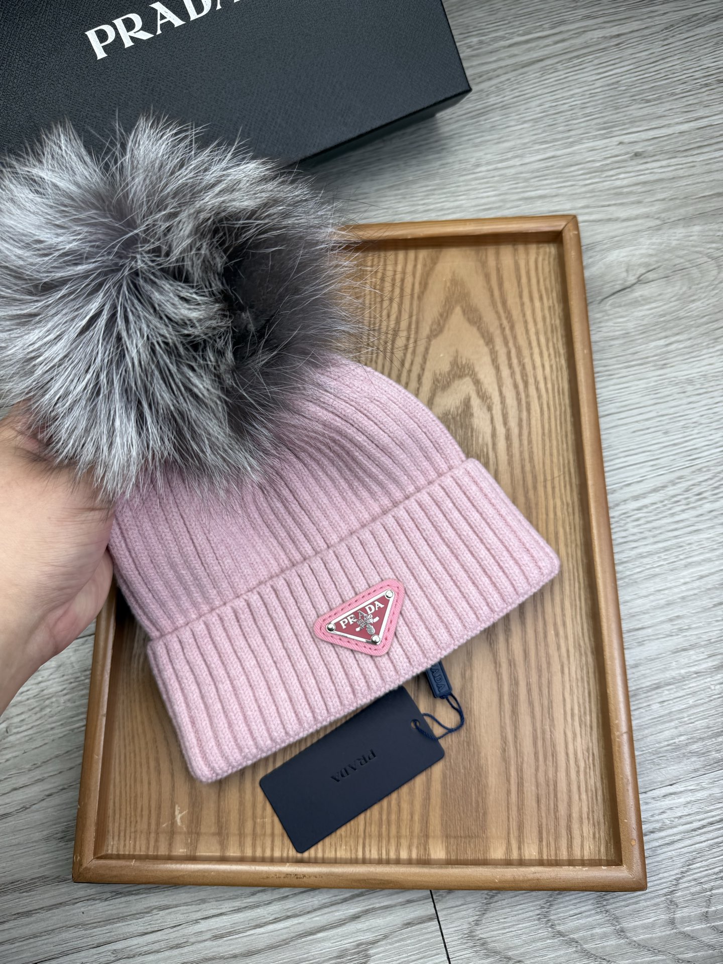 超级福利P75。prada。经典毛线针织帽子!小姐姐的冬日最爱~随便搭配什么衣服都好看!又减龄又显可爱的一款~颜色很多,随心百搭~毛球配的是筛选过的真骆子毛球!而不是市面上那种便宜的假毛球!毛球非常柔软,有光泽!快快入手~