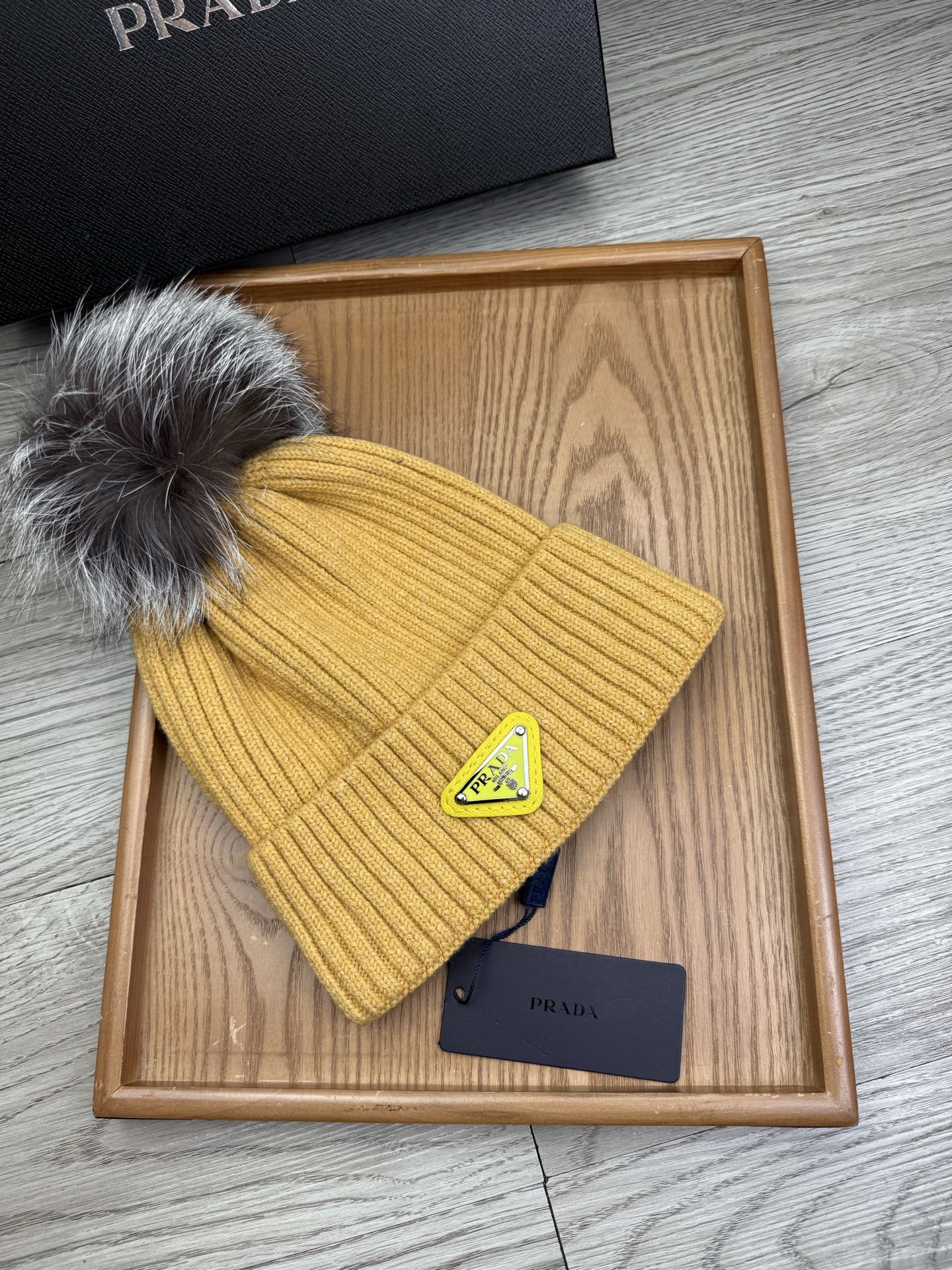 超级福利P75。prada。经典毛线针织帽子!小姐姐的冬日最爱~随便搭配什么衣服都好看!又减龄又显可爱的一款~颜色很多,随心百搭~毛球配的是筛选过的真骆子毛球!而不是市面上那种便宜的假毛球!毛球非常柔软,有光泽!快快入手~
