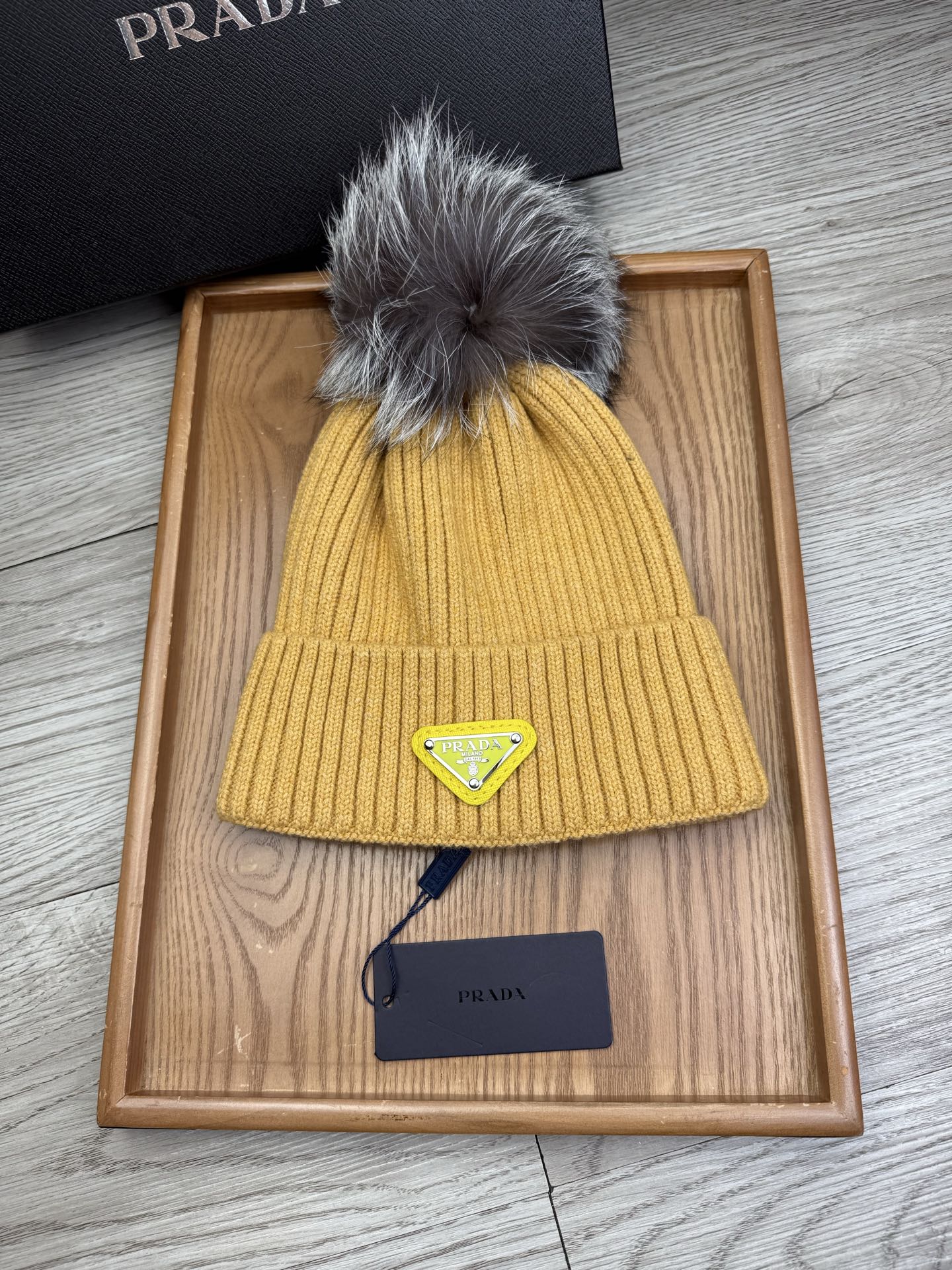 超级福利P75。prada。经典毛线针织帽子!小姐姐的冬日最爱~随便搭配什么衣服都好看!又减龄又显可爱的一款~颜色很多,随心百搭~毛球配的是筛选过的真骆子毛球!而不是市面上那种便宜的假毛球!毛球非常柔软,有光泽!快快入手~